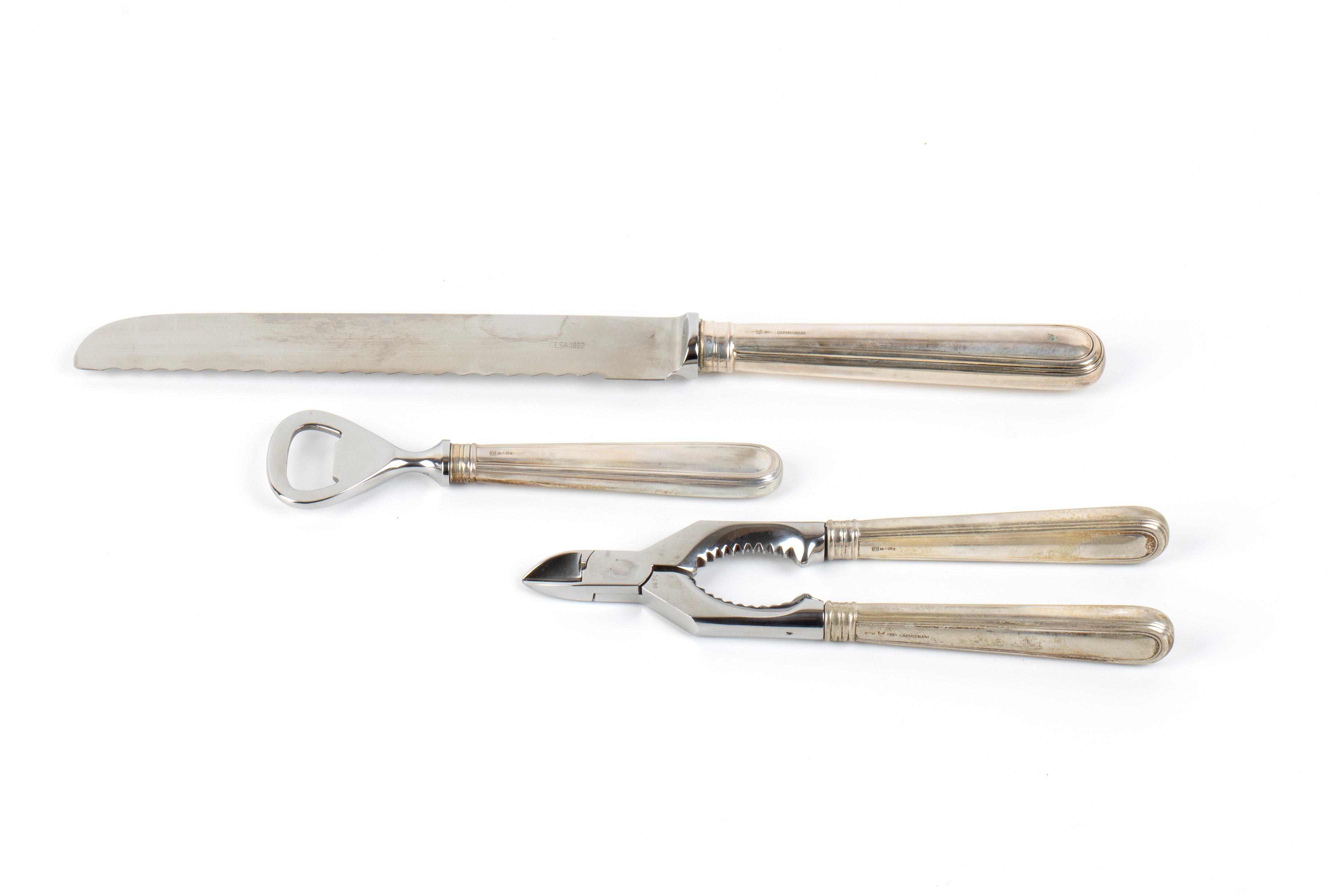 Argentiere Cesa, Servizio da tavola in argento 800/1000 con coltello da pane, cesoia e apribottig...