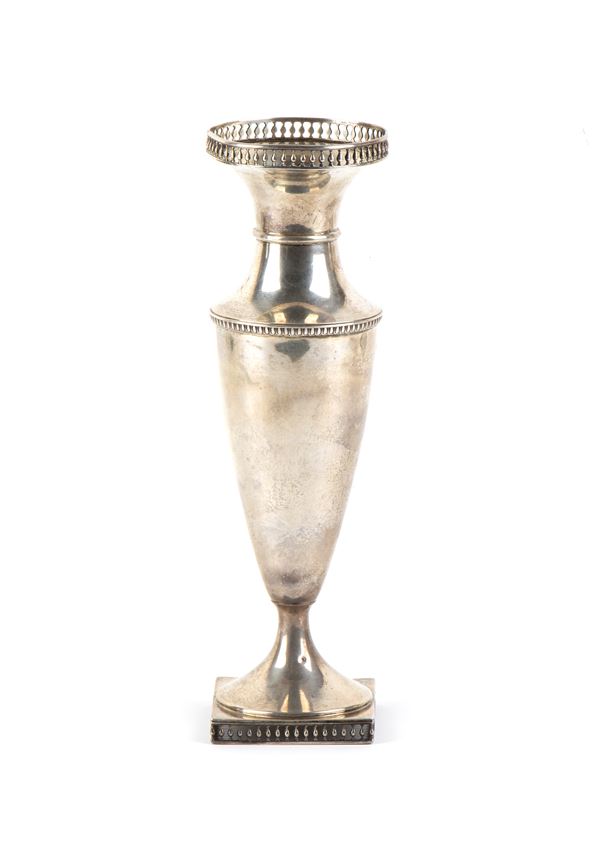 JOSEPH RODGERS &amp; SONS - Vaso inglese in argento 