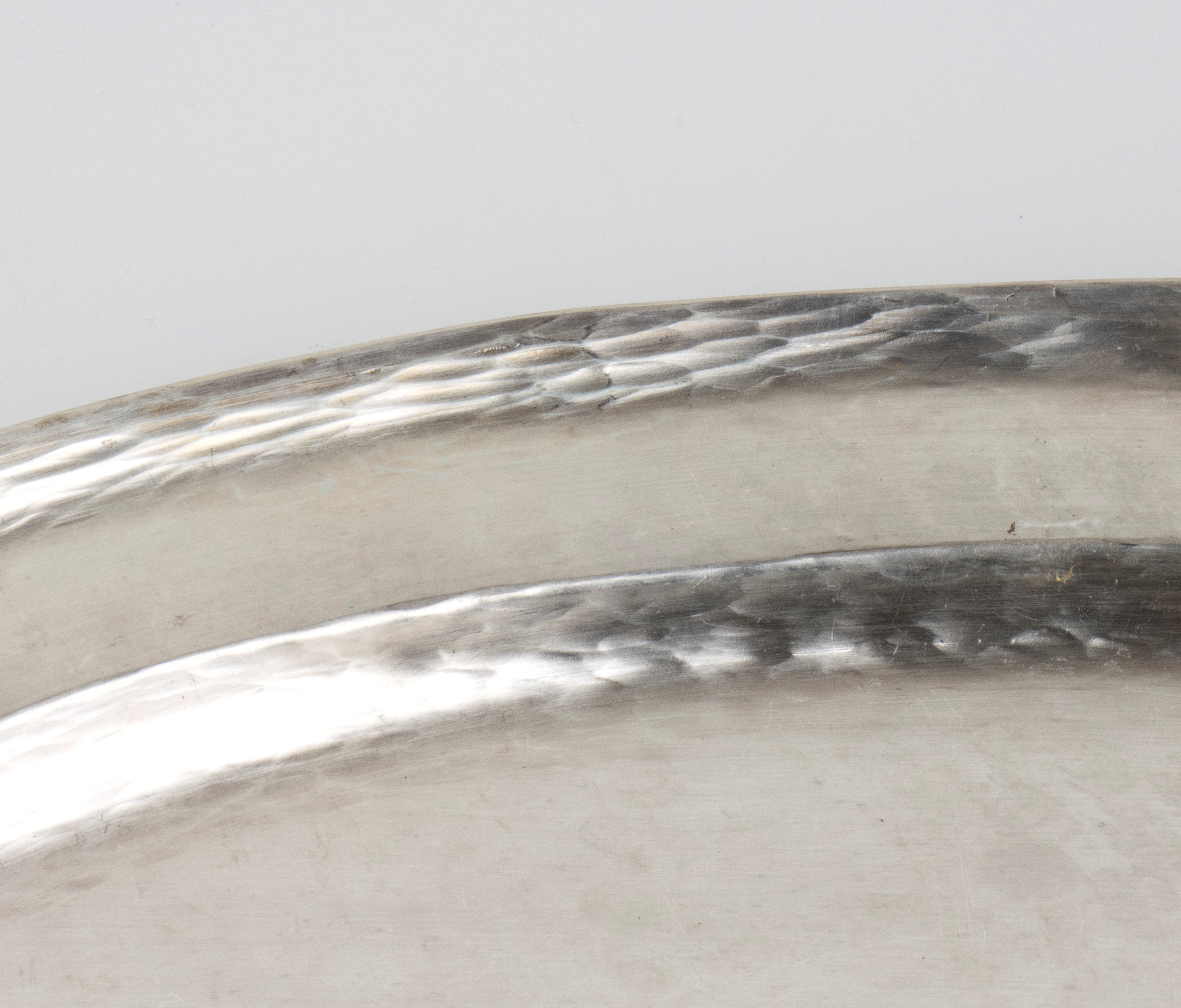 Vassoio peruviano in argento 925/1000, sbalzo e cesello