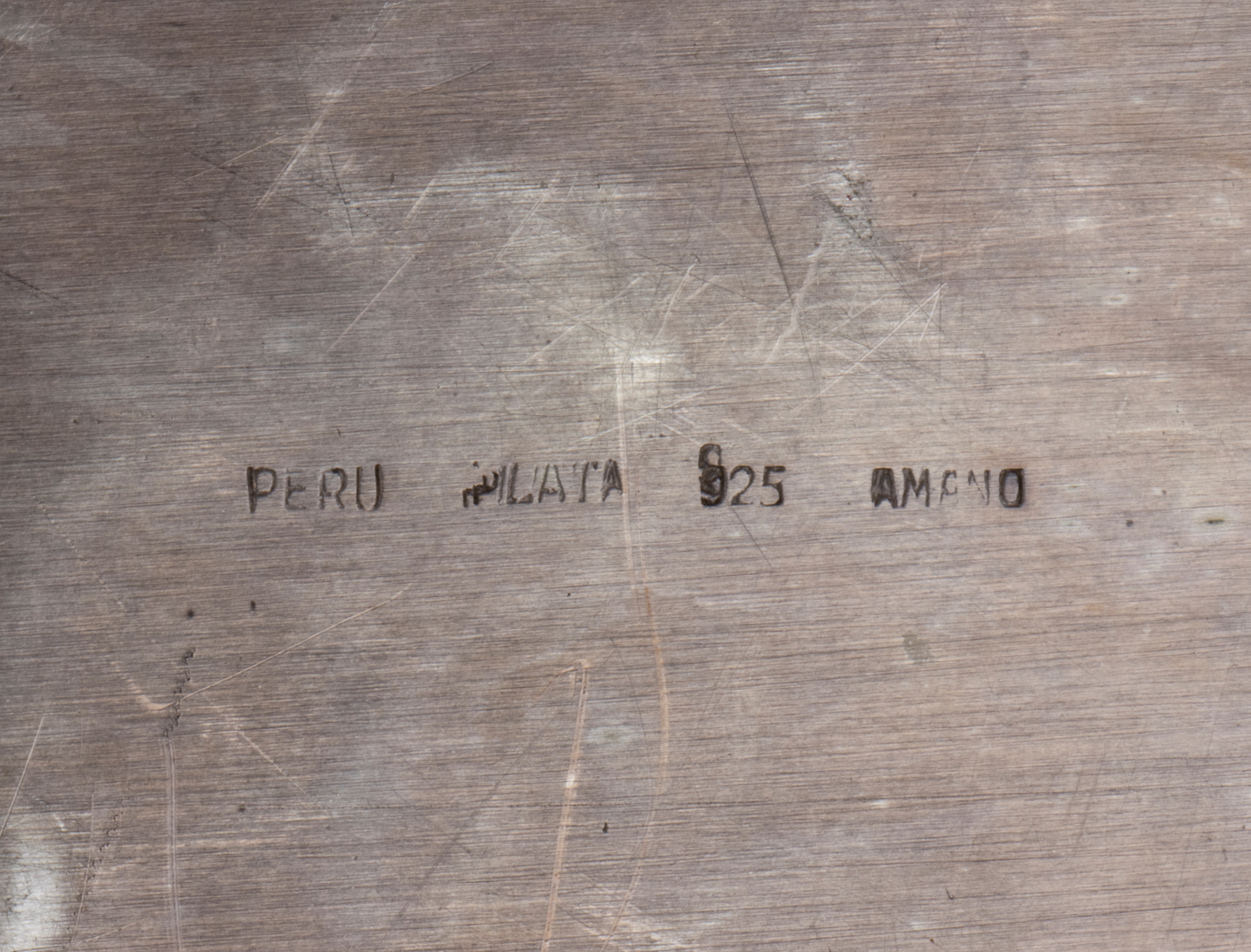 Vassoio peruviano in argento 925/1000, sbalzo e cesello