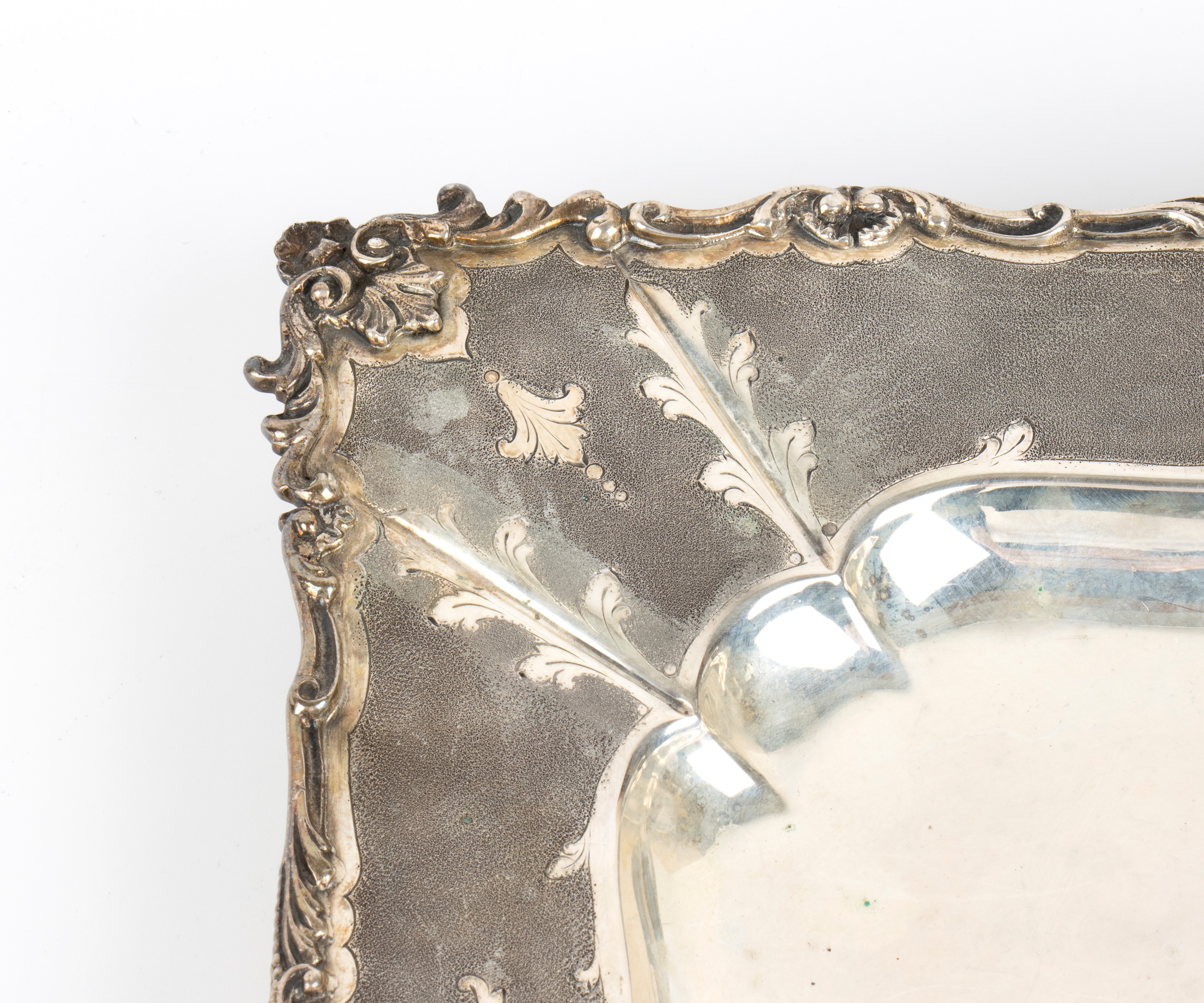 Vassoio italiano in argento 800, sbalzo e cesello (metà XX secolo)