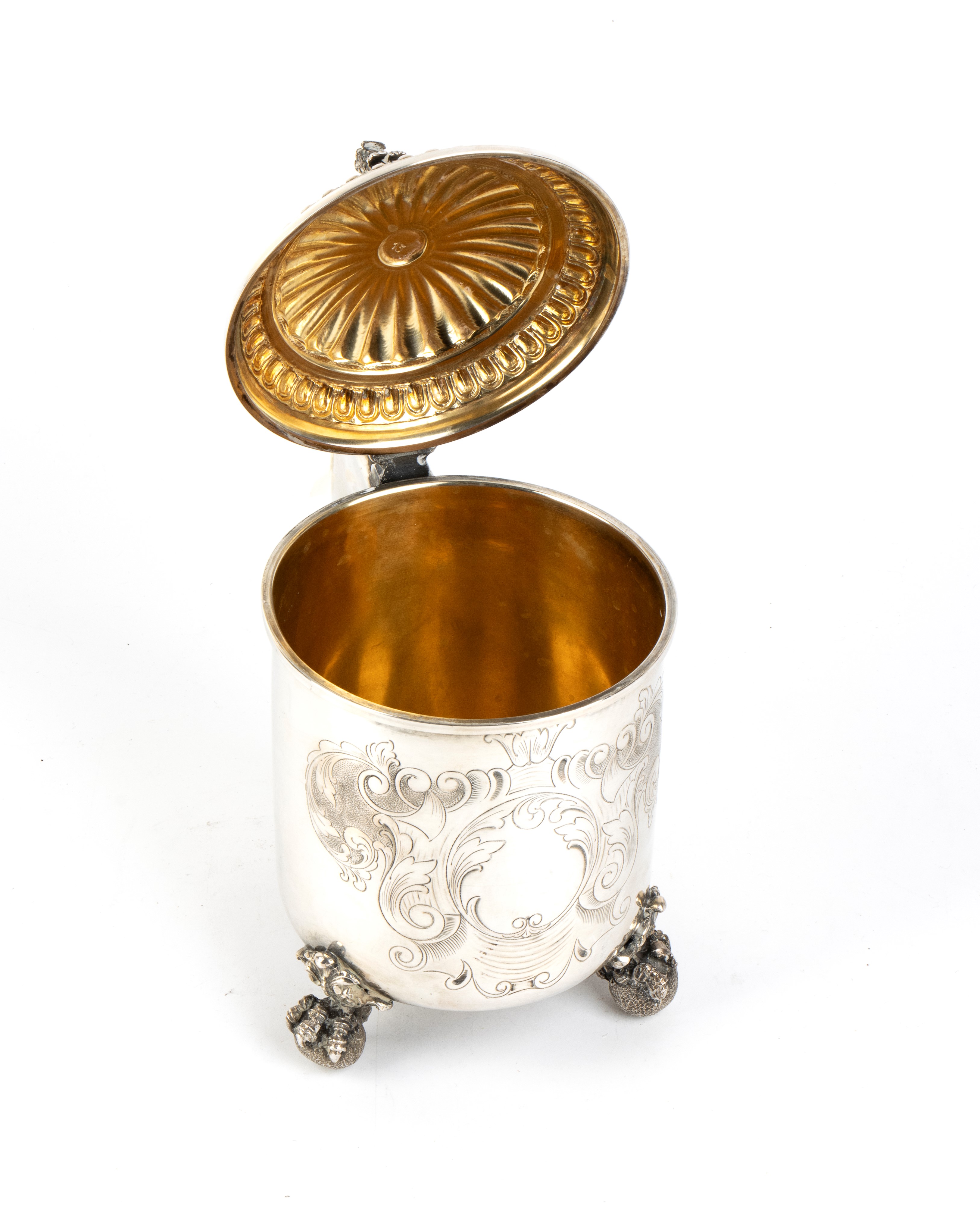 Boccale italiano, argento 800/1000 con interno in vermeil, incisioni a cesello e coperchio con le...