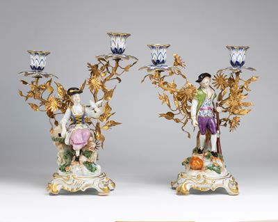 Capodimonte, Coppia di candelabri a due fiamme in porcellana policroma e bronzo dorato (XIX secol...
