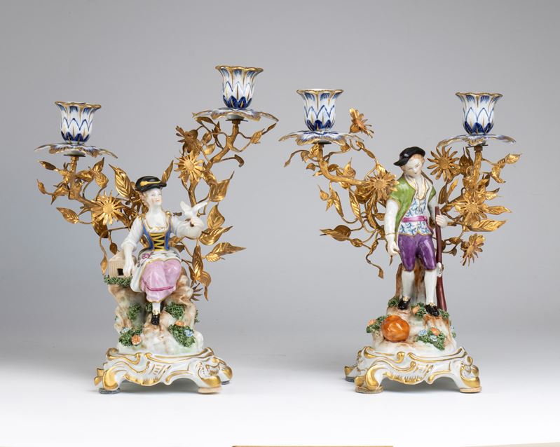Capodimonte, Coppia di candelabri a due fiamme in porcellana policroma e bronzo dorato (XIX secol...