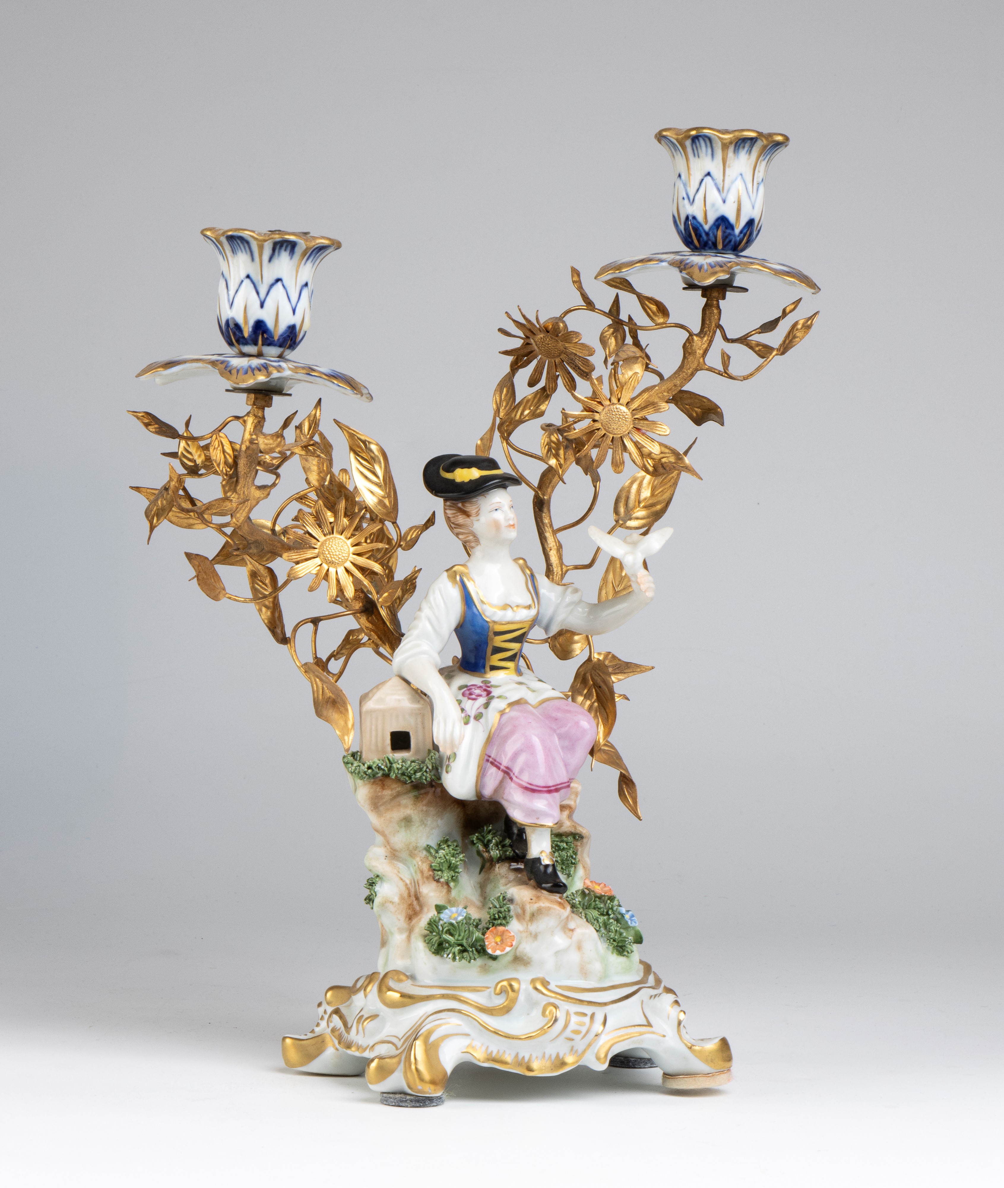 Capodimonte, Coppia di candelabri a due fiamme in porcellana policroma e bronzo dorato (XIX secol...