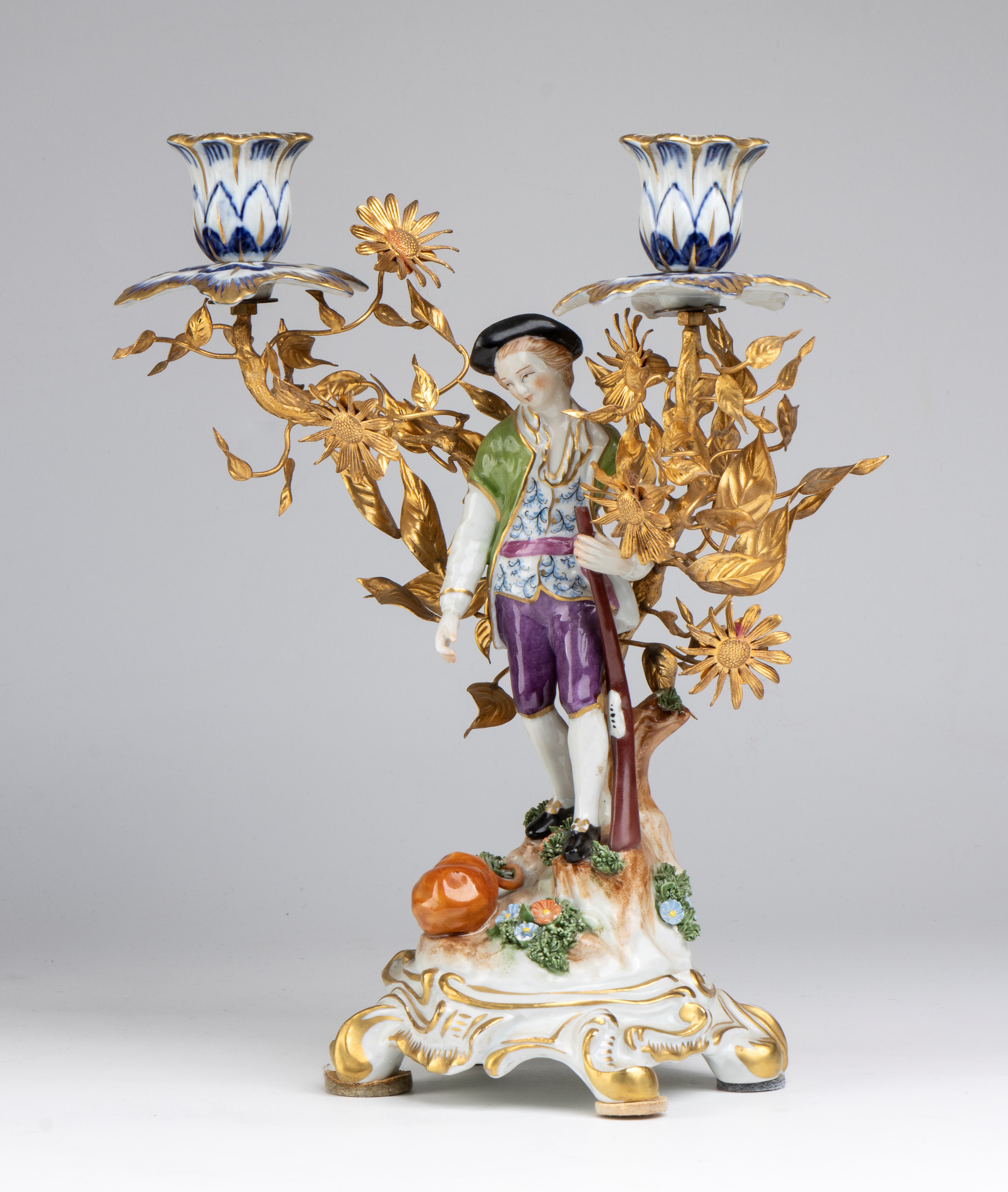 Capodimonte, Coppia di candelabri a due fiamme in porcellana policroma e bronzo dorato (XIX secol...