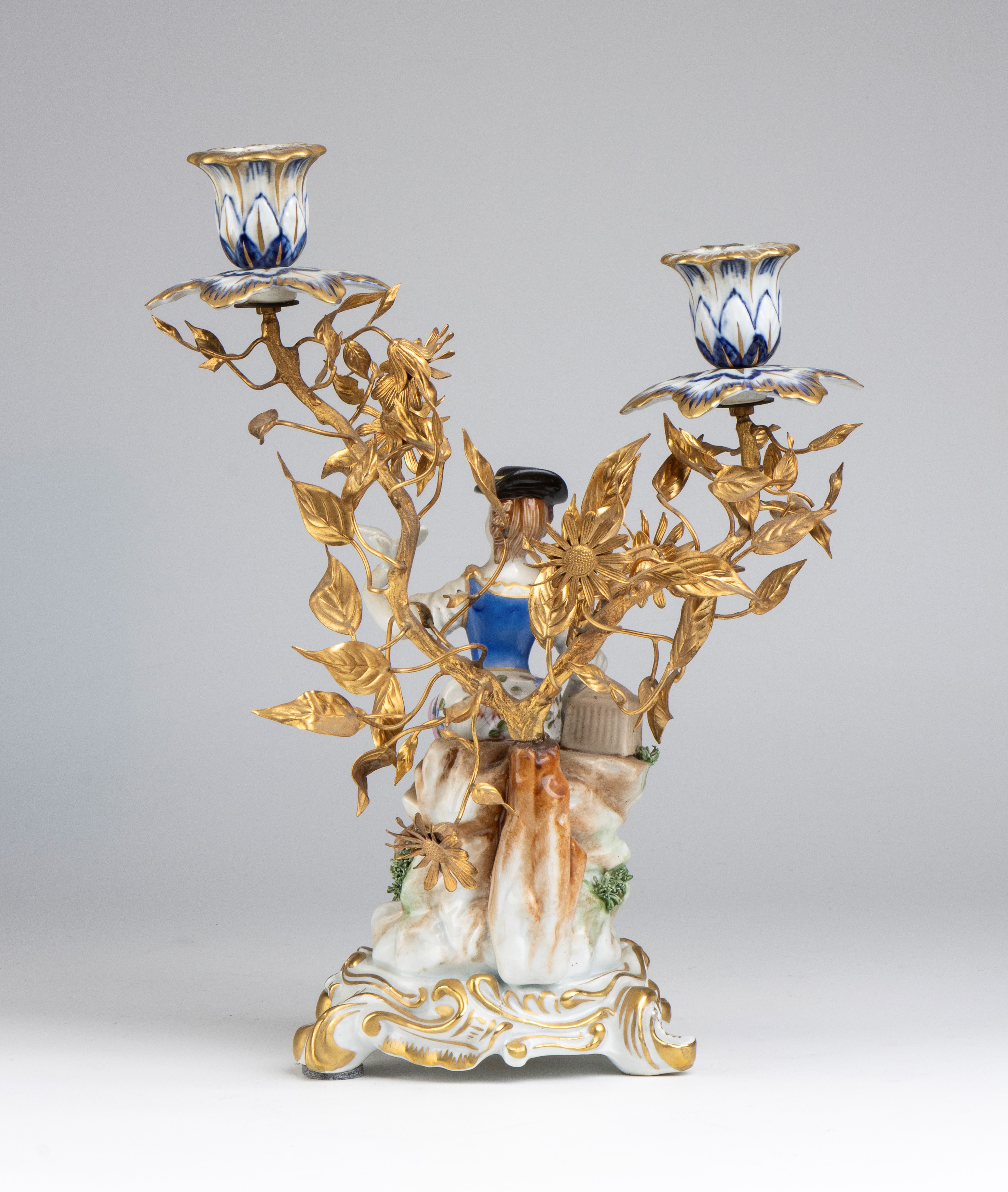 Capodimonte, Coppia di candelabri a due fiamme in porcellana policroma e bronzo dorato (XIX secol...