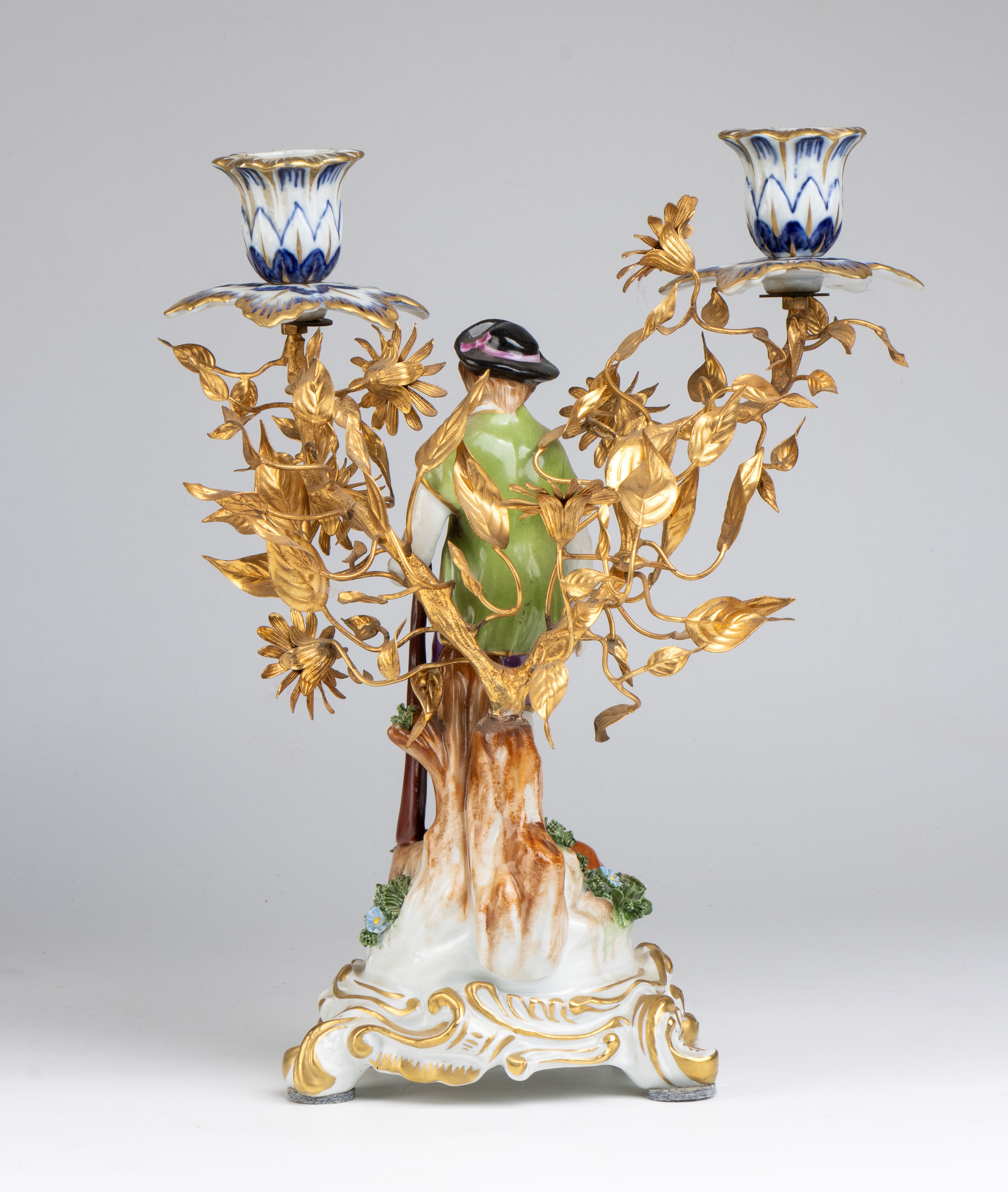 Capodimonte, Coppia di candelabri a due fiamme in porcellana policroma e bronzo dorato (XIX secol...