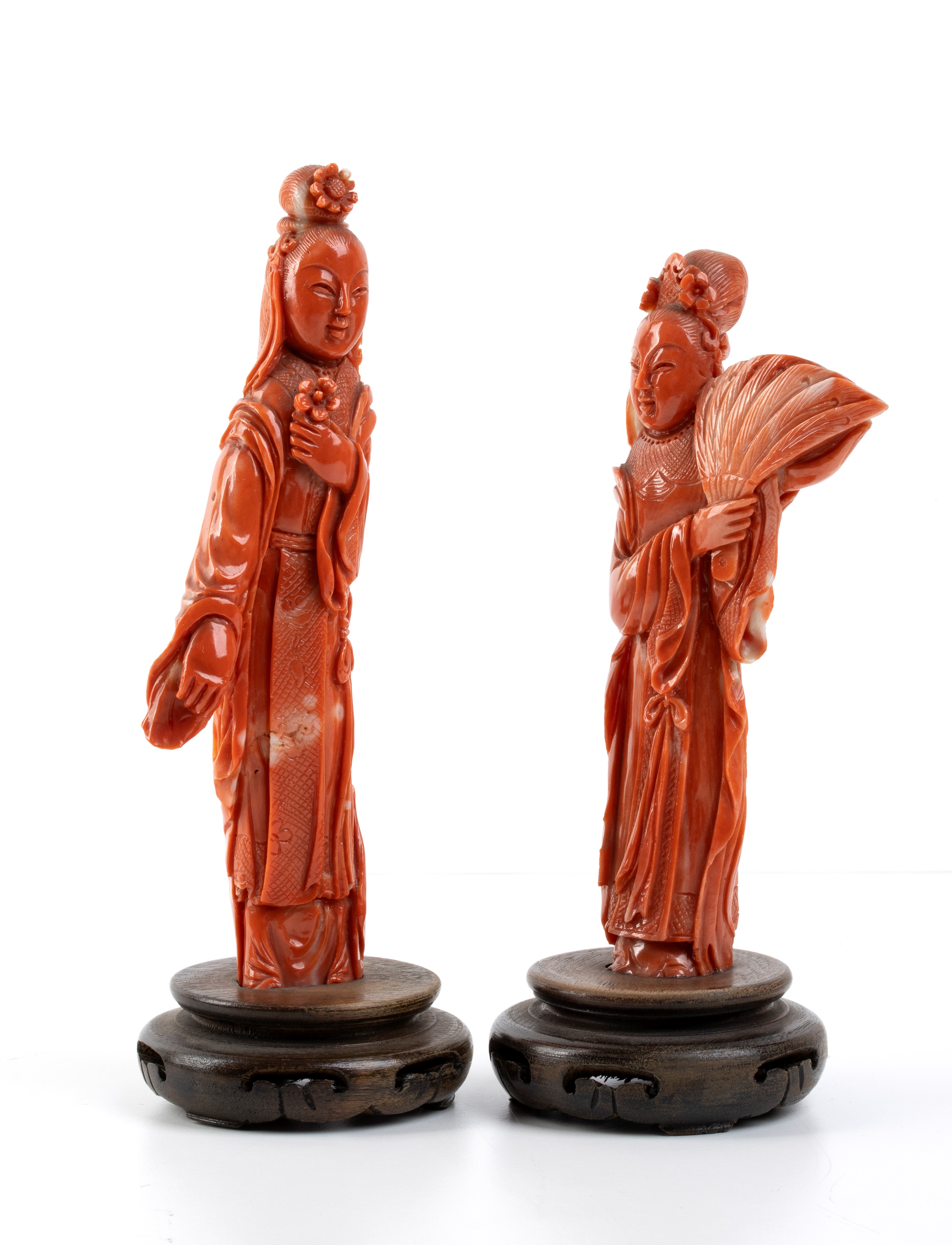 Produzione cinese del periodo della Repubblica, Coppia di sculture in corallo cerasuolo scolpito ...