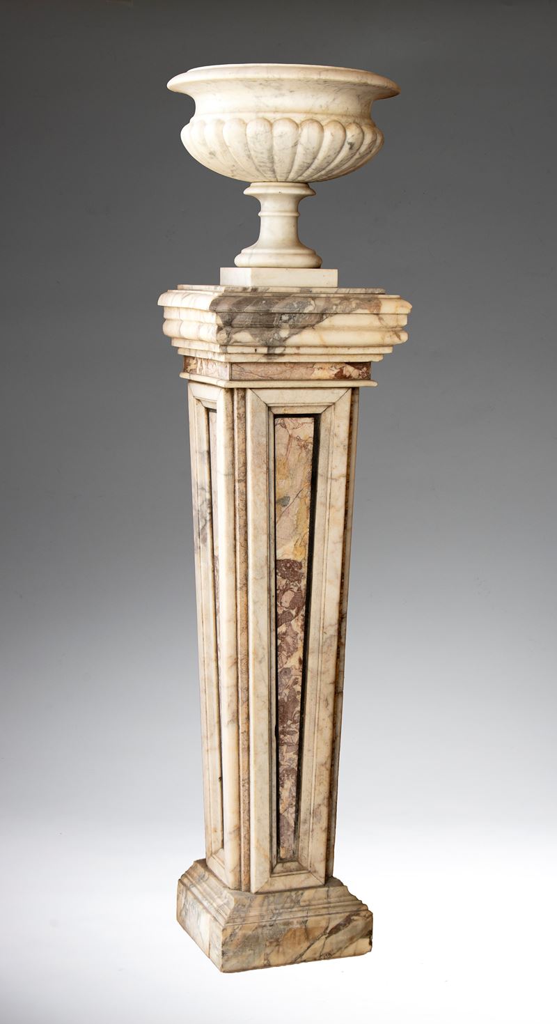 Italia, coppia di colonne con vasi a cratere in marmo policromo (stile neoclassico), XX secolo