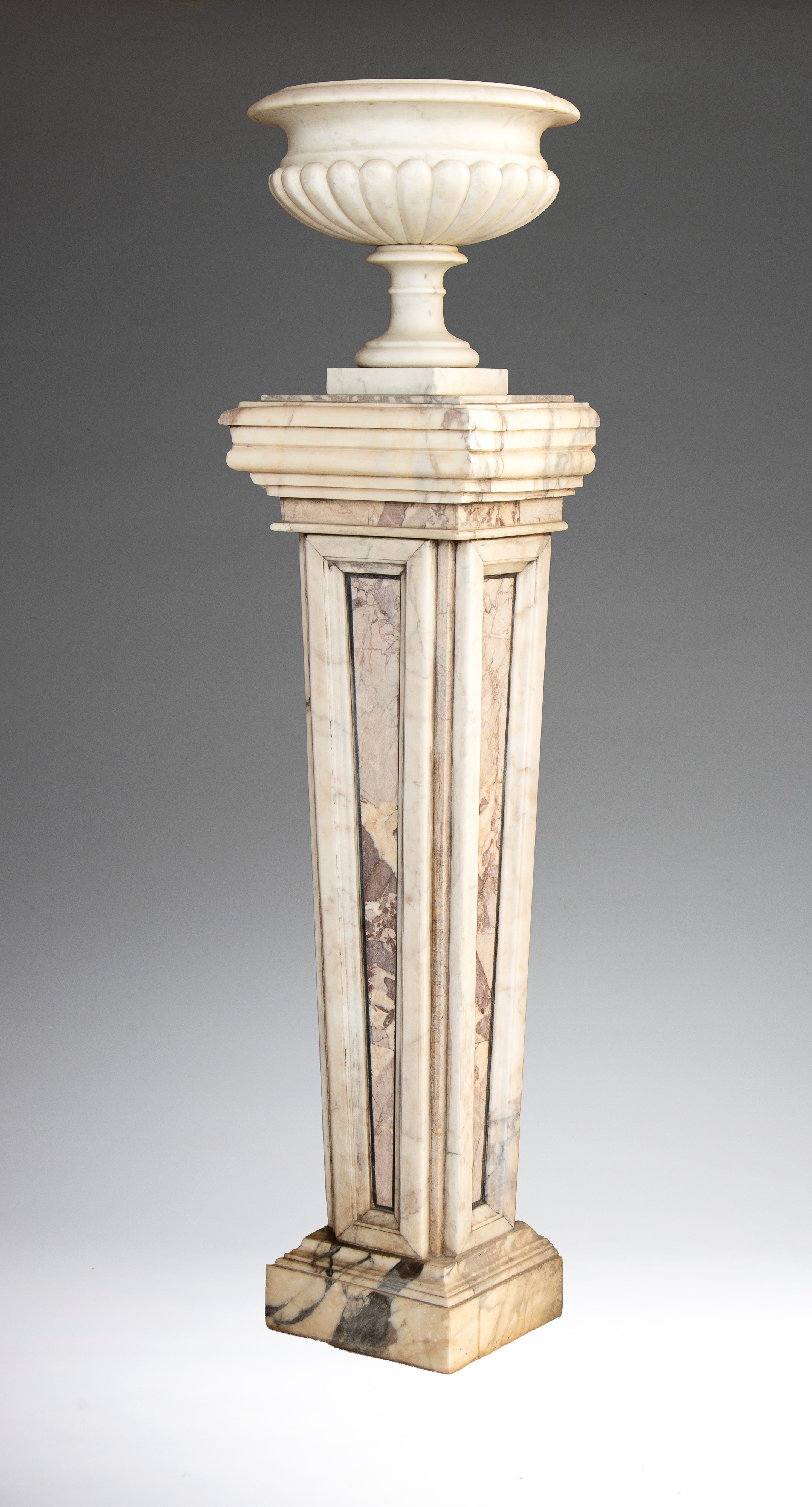 Italia, coppia di colonne con vasi a cratere in marmo policromo (stile neoclassico), XX secolo