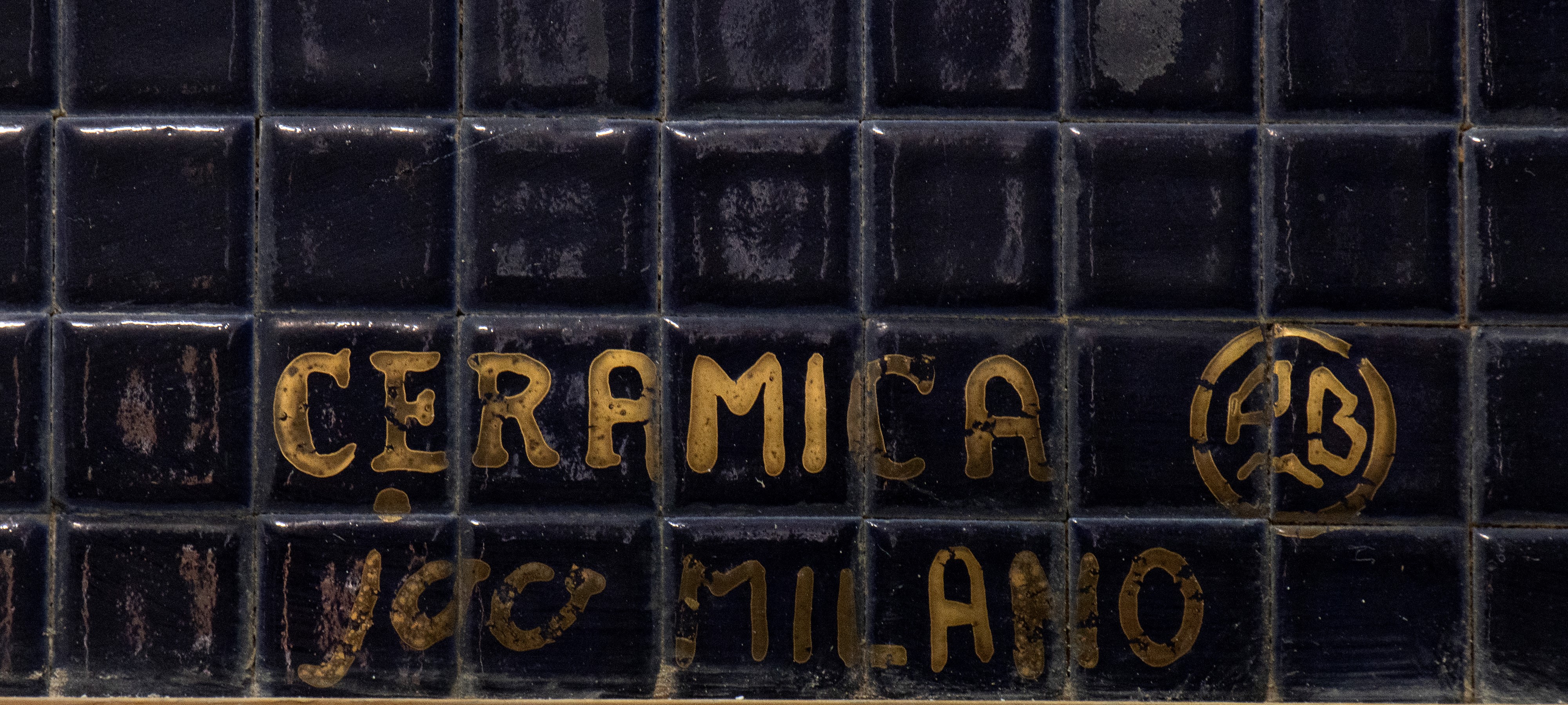 A. Lariccia, Pannello decorativo in mosaico “Arlecchino cosmico”