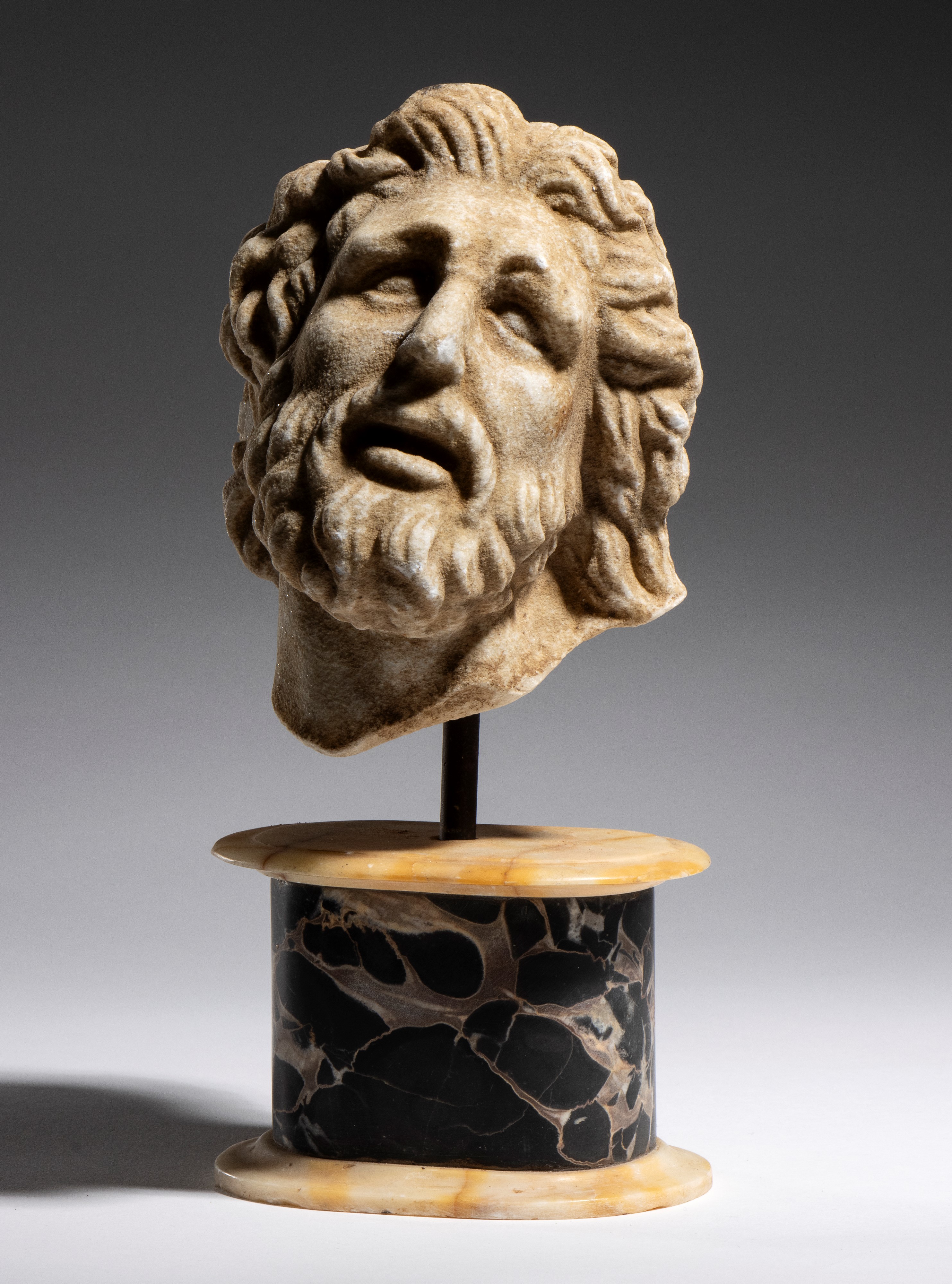Replica in marmo bianco della testa di Laocoonte, scultura XX secolo
