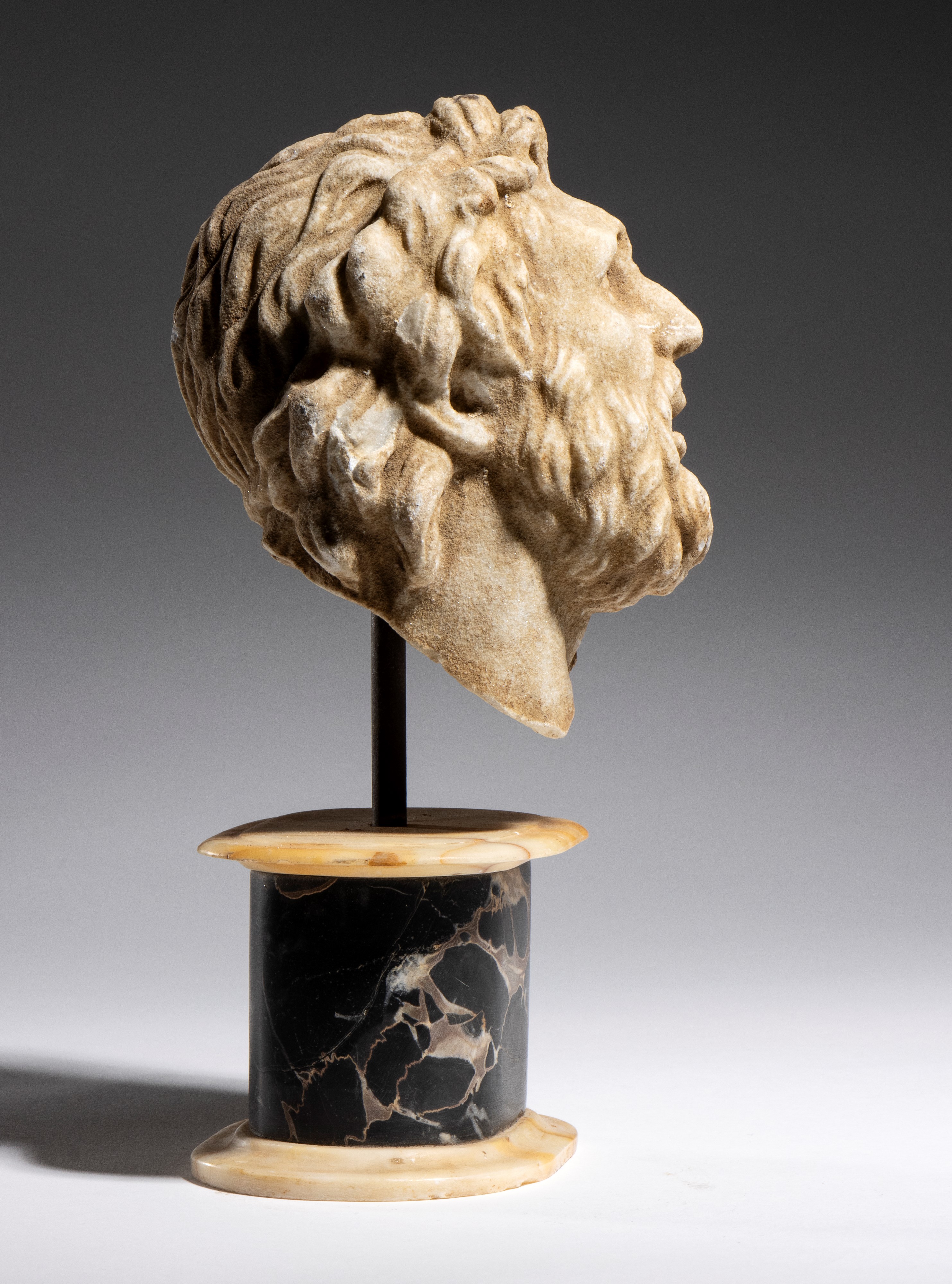 Replica in marmo bianco della testa di Laocoonte, scultura XX secolo