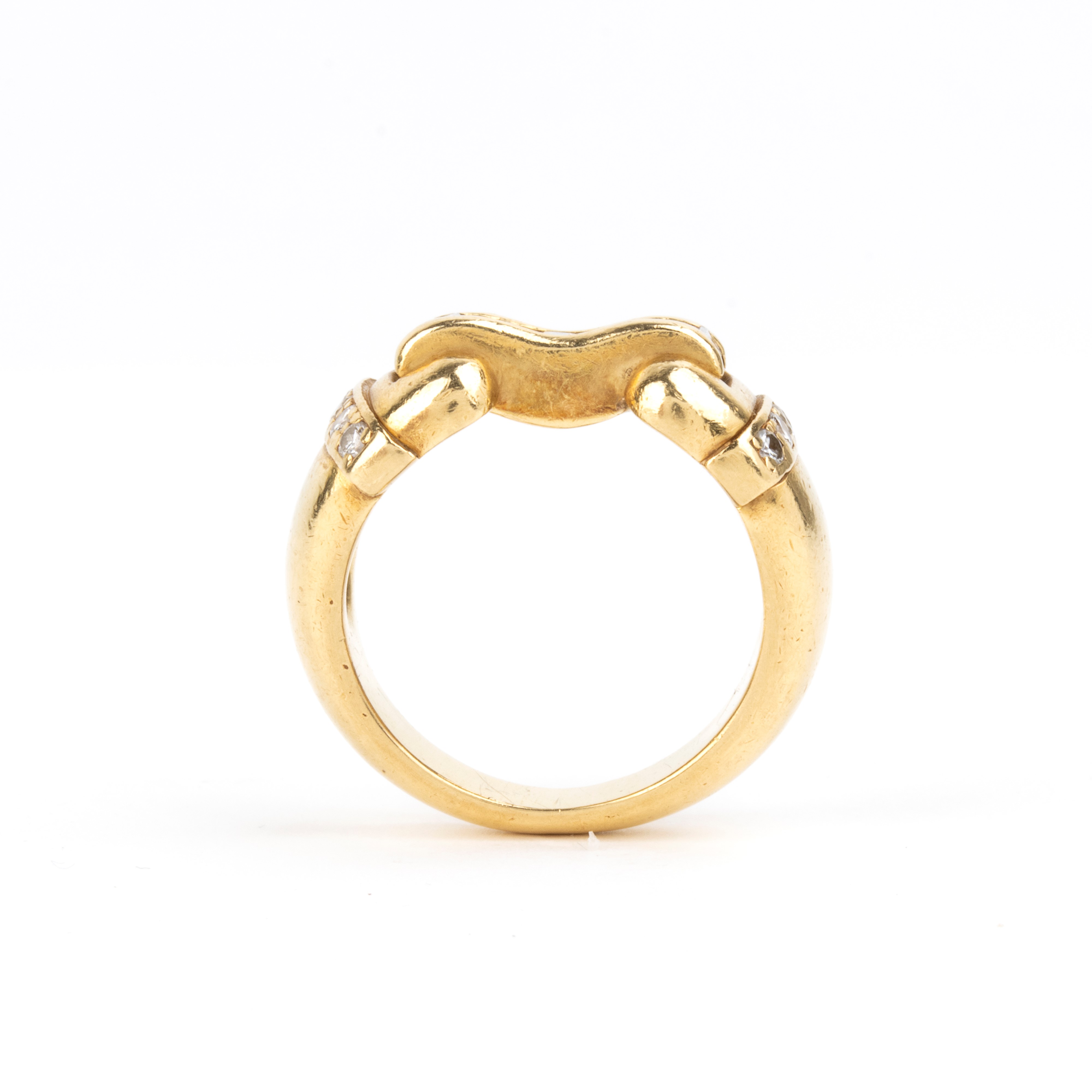 Anello a fibbia in oro bianco 18k con diamanti