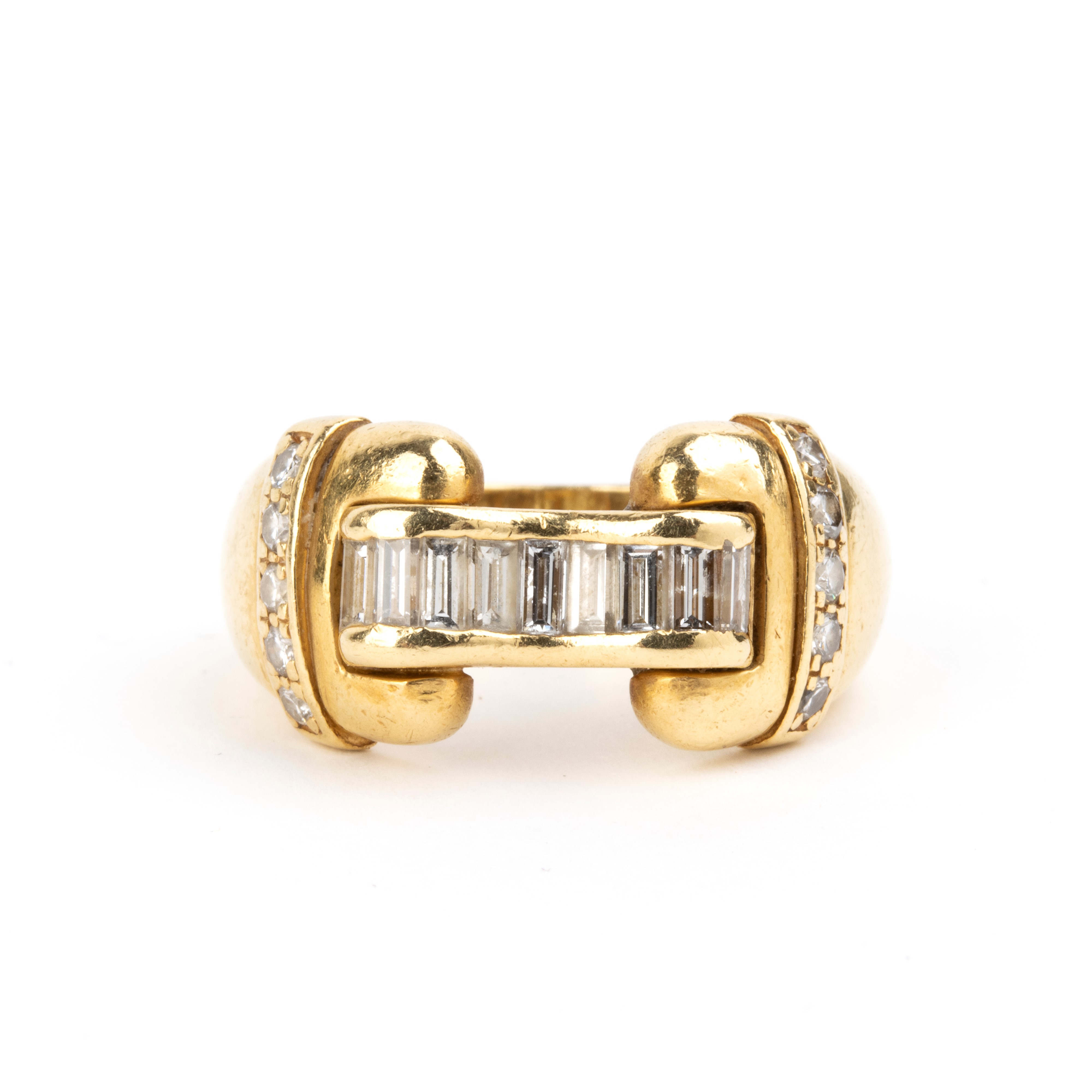 Anello a fibbia in oro bianco 18k con diamanti