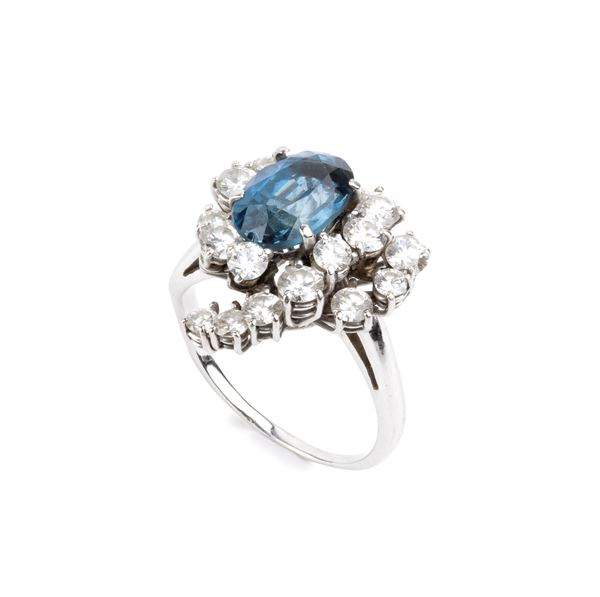 Anello in oro bianco con zaffiro e diamanti  