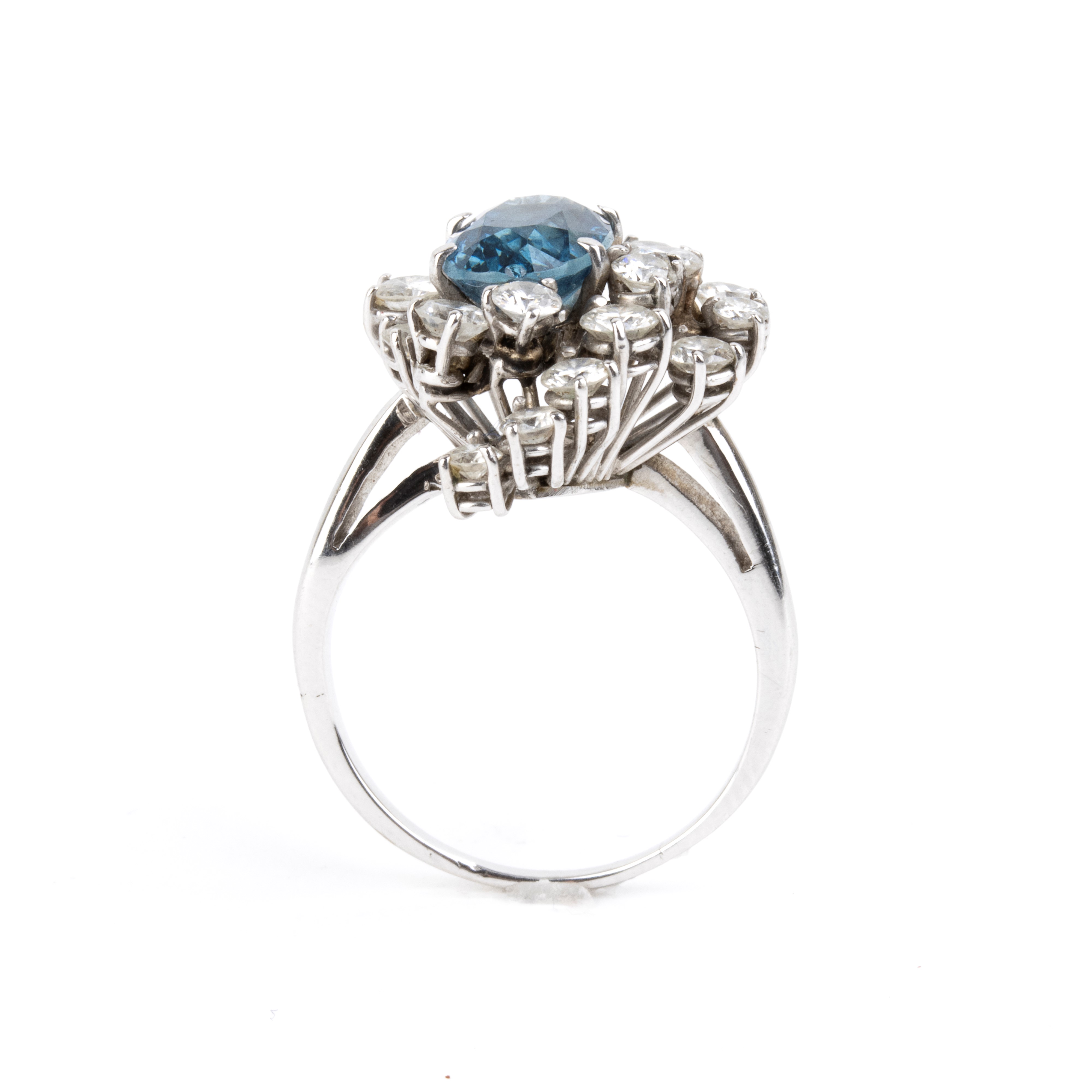 Anello in oro bianco con zaffiro ovale e diamanti, misura ITA 15