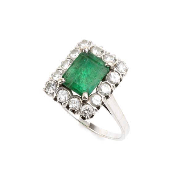 Anello in oro bianco con smeraldo e diamanti      