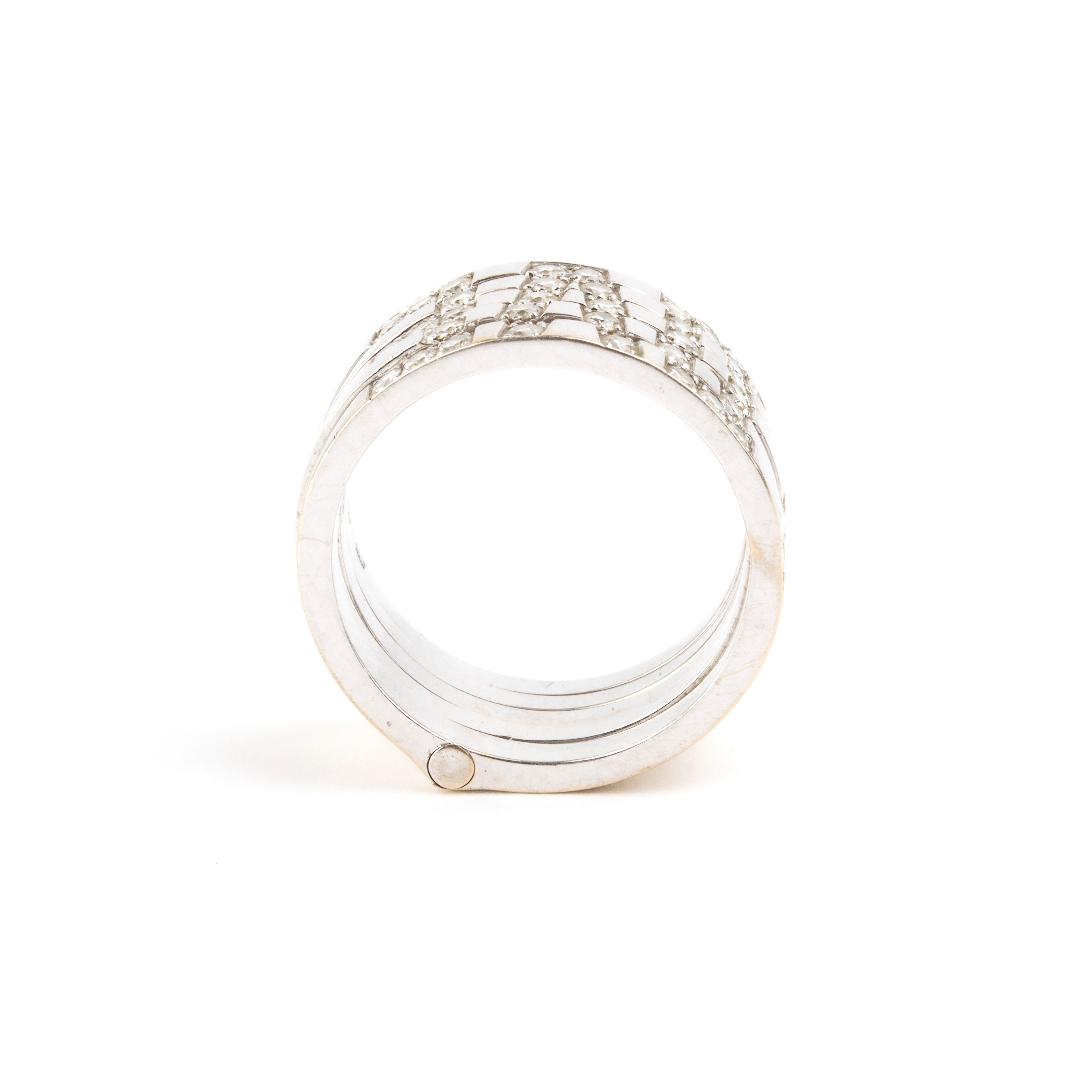 Oro bianco 18k, Anello con scritta “LOVE” in diamanti