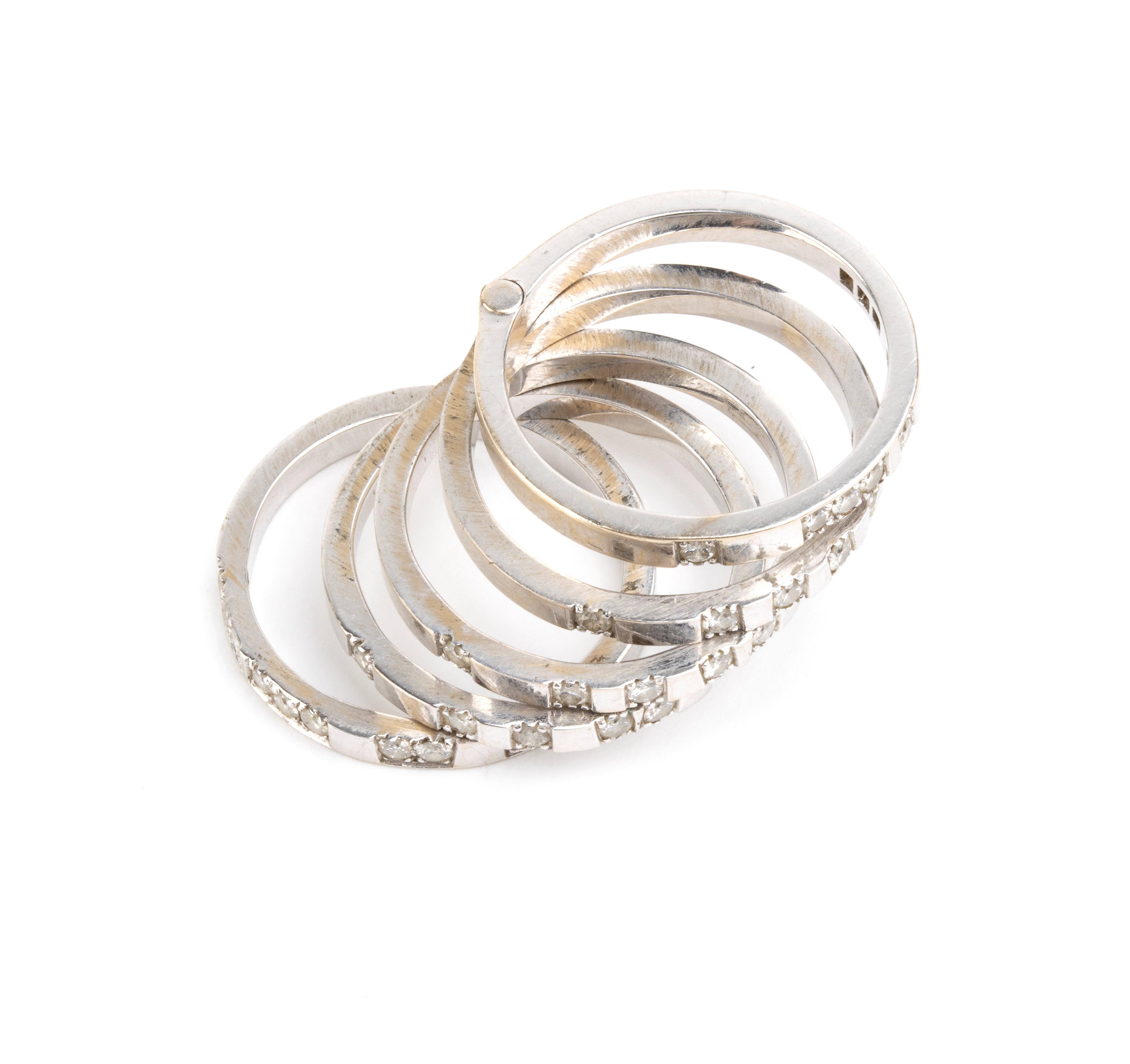 Oro bianco 18k, Anello con scritta “LOVE” in diamanti