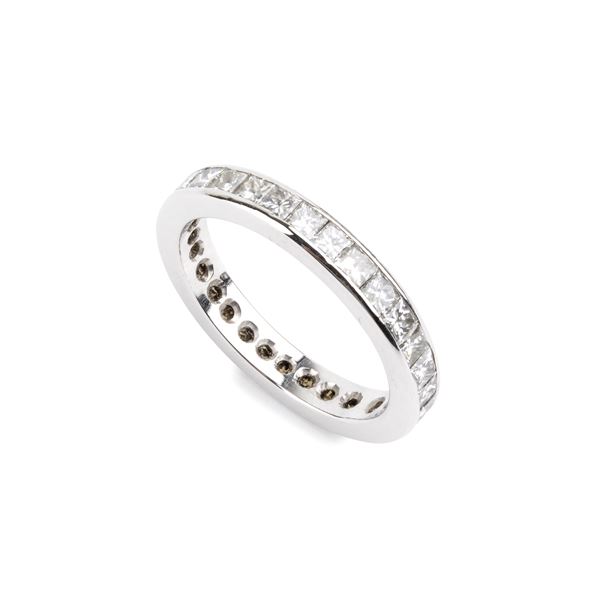 Anello Eternity in oro con diamanti 