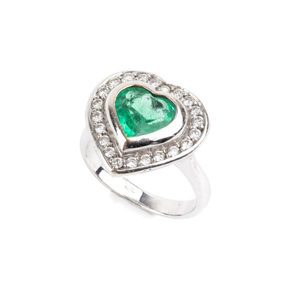 Anello in oro bianco con smeraldo a forma di cuore e diamanti    