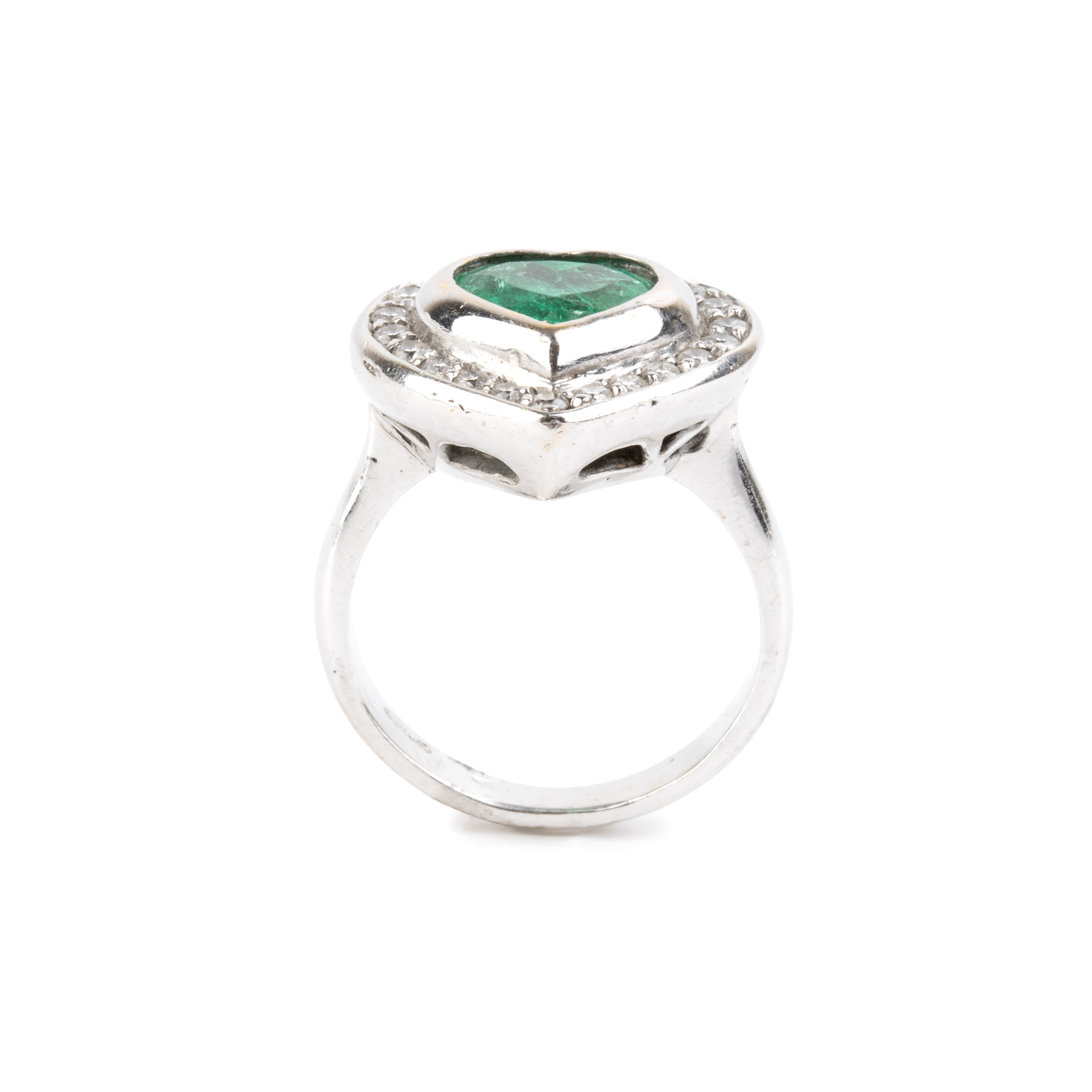 Anello in oro bianco 18k con smeraldo a cuore e diamanti, punzonato 750
