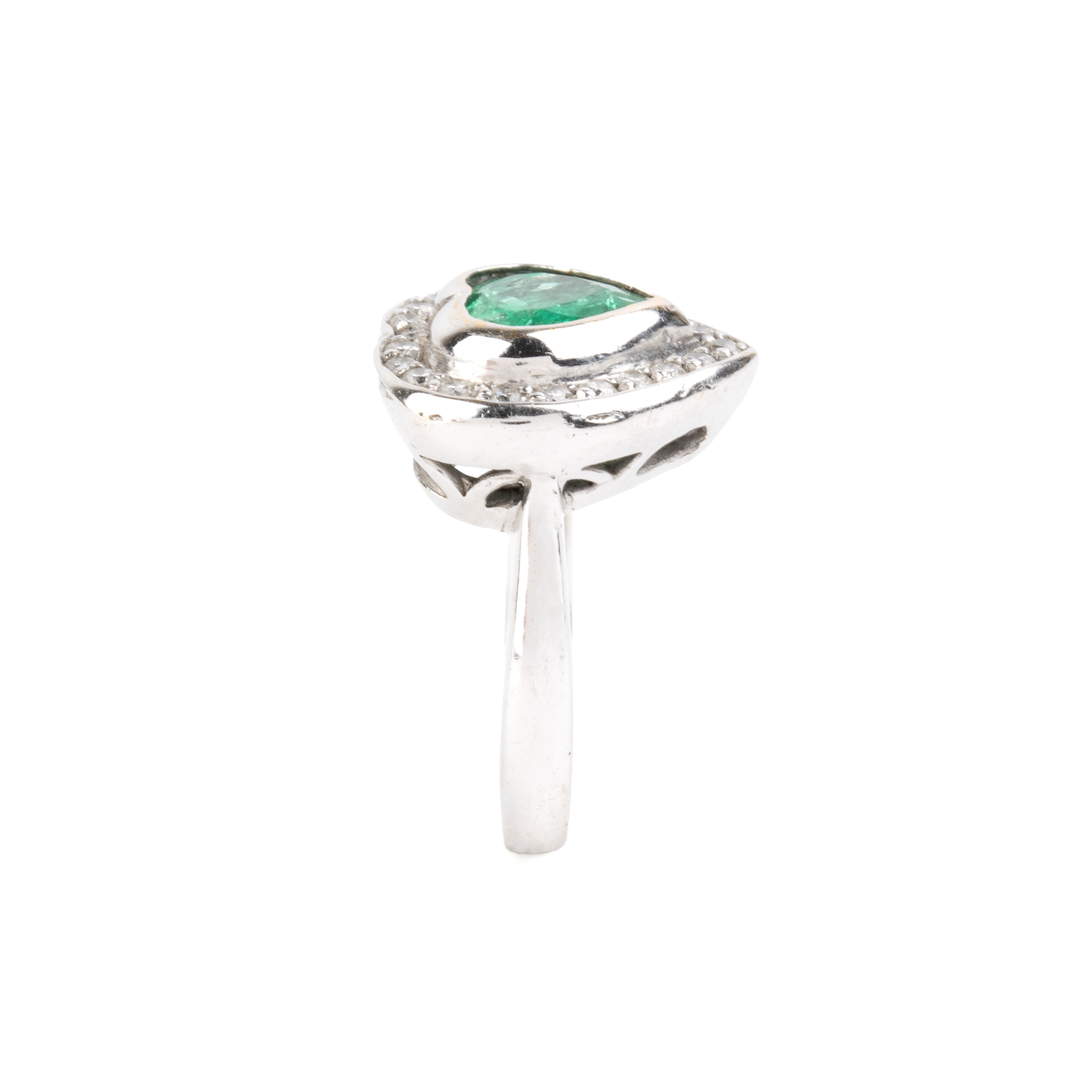 Anello in oro bianco 18k con smeraldo a cuore e diamanti, punzonato 750