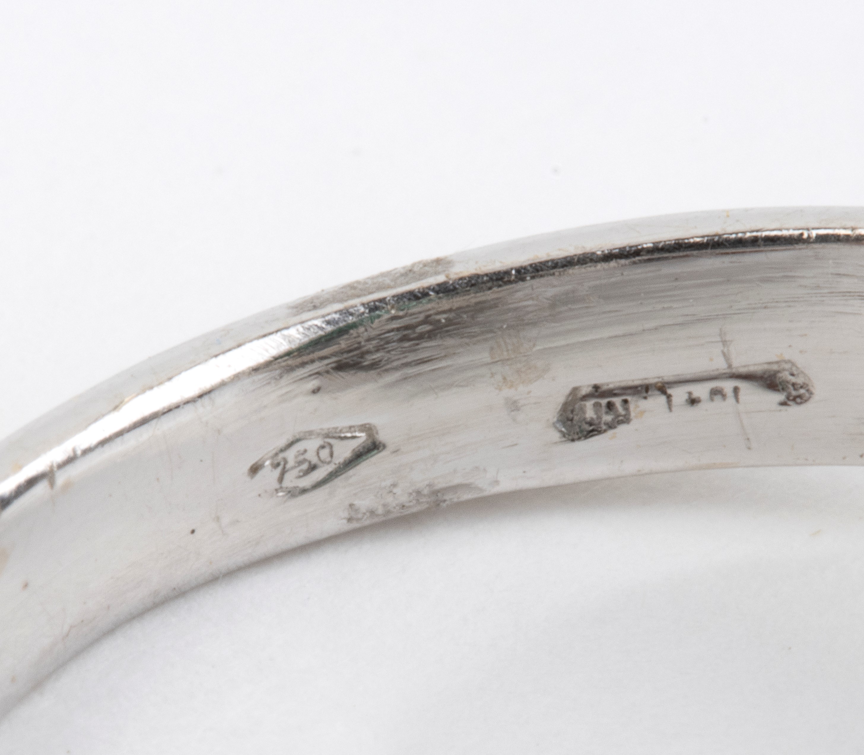 Anello in oro bianco 18k con smeraldo a cuore e diamanti, punzonato 750