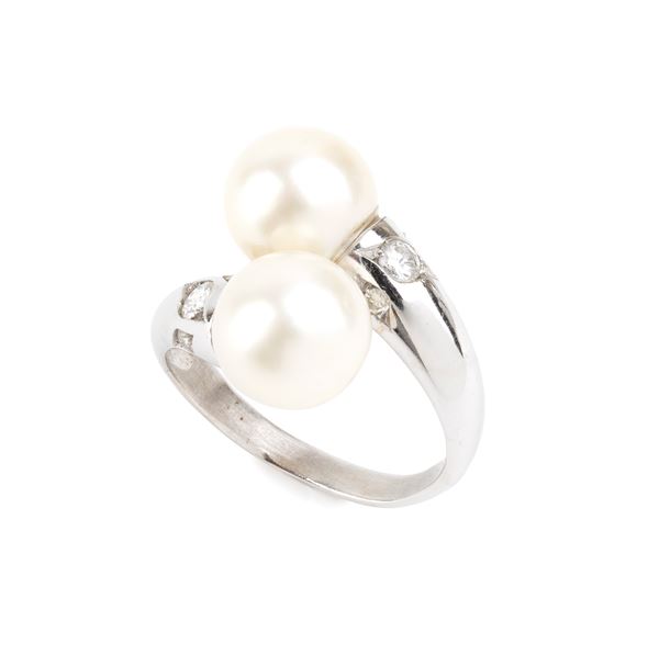 Anello in oro con perle e diamanti   