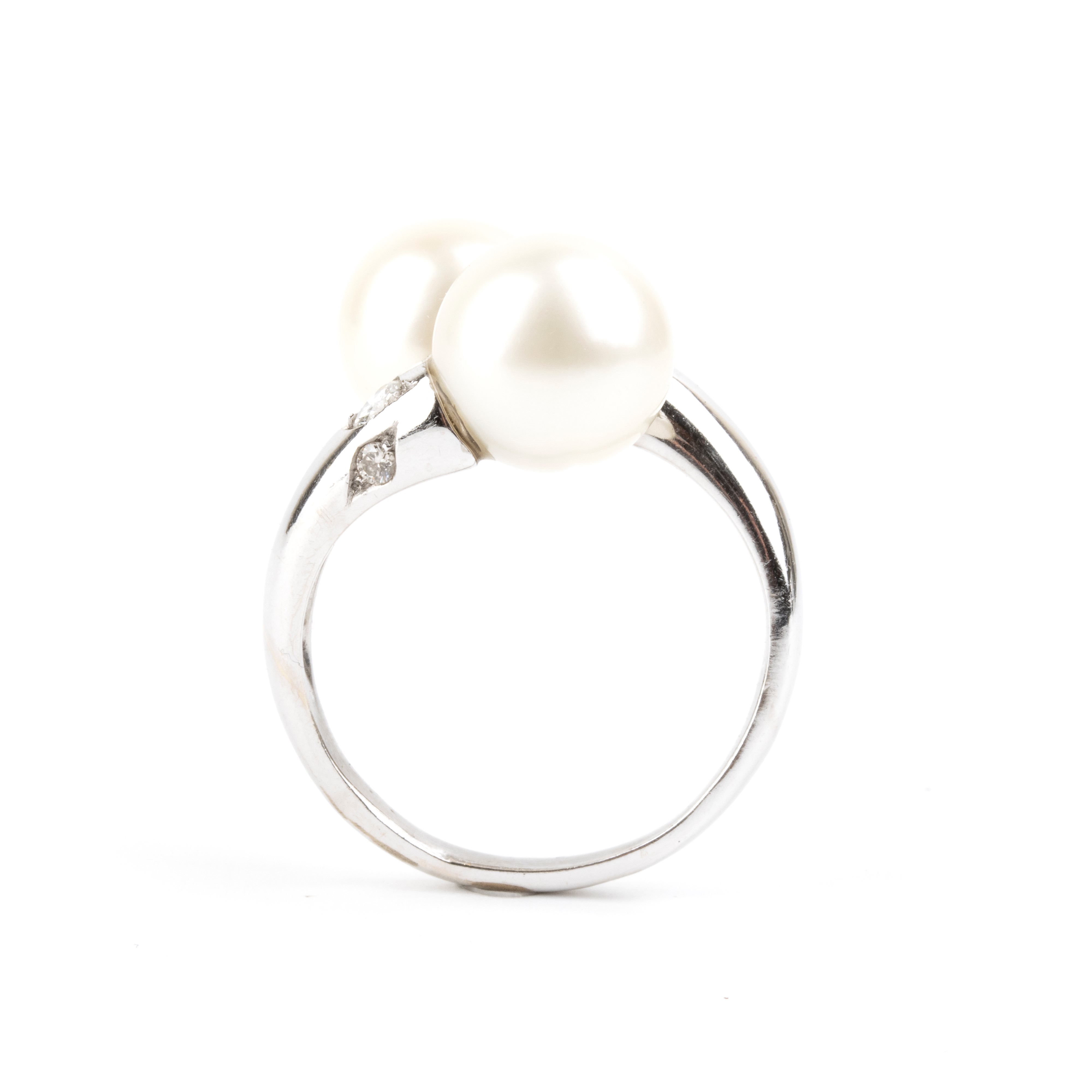Anello in oro bianco 18k con perle australiane e diamanti, motivo contrarié