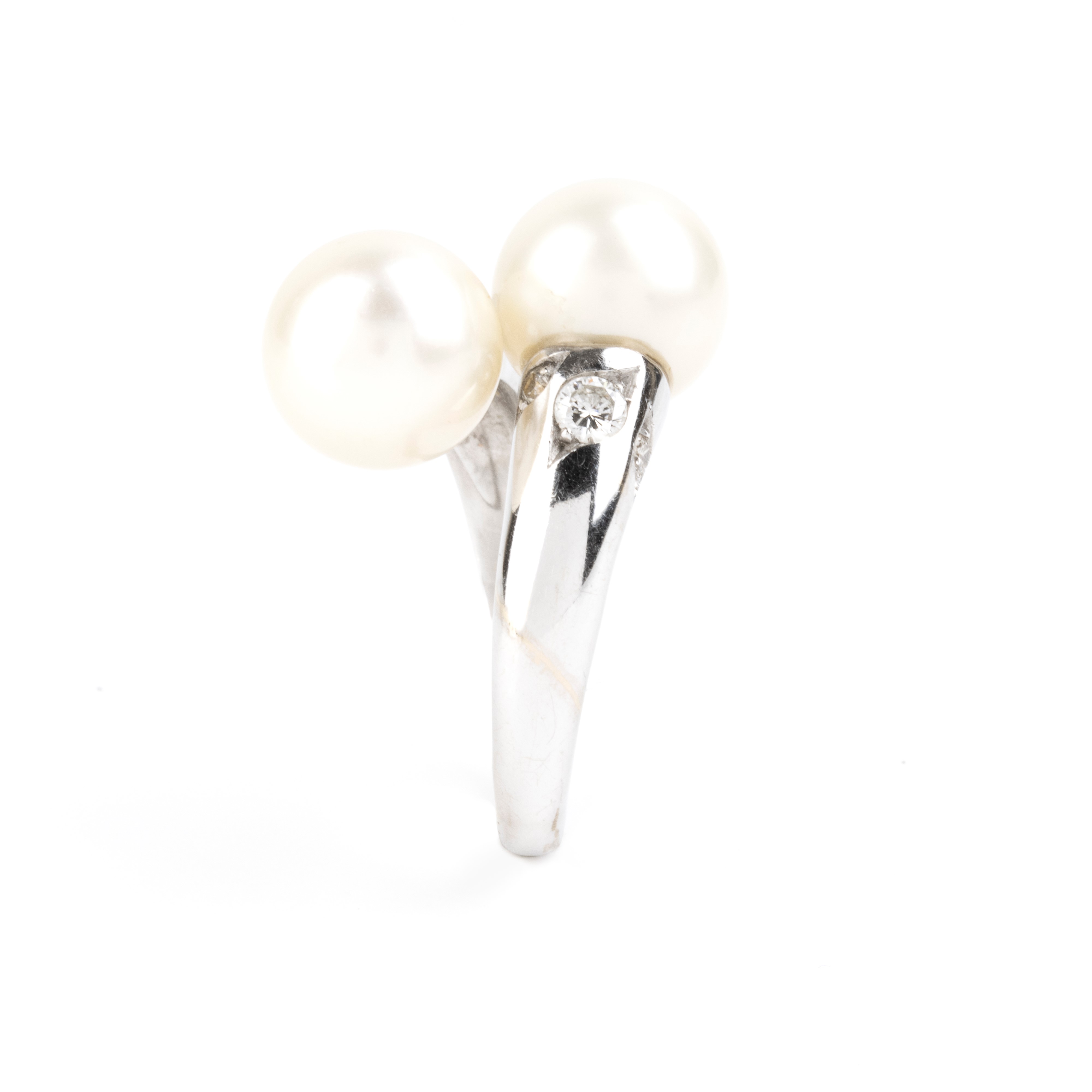 Anello in oro bianco 18k con perle australiane e diamanti, motivo contrarié