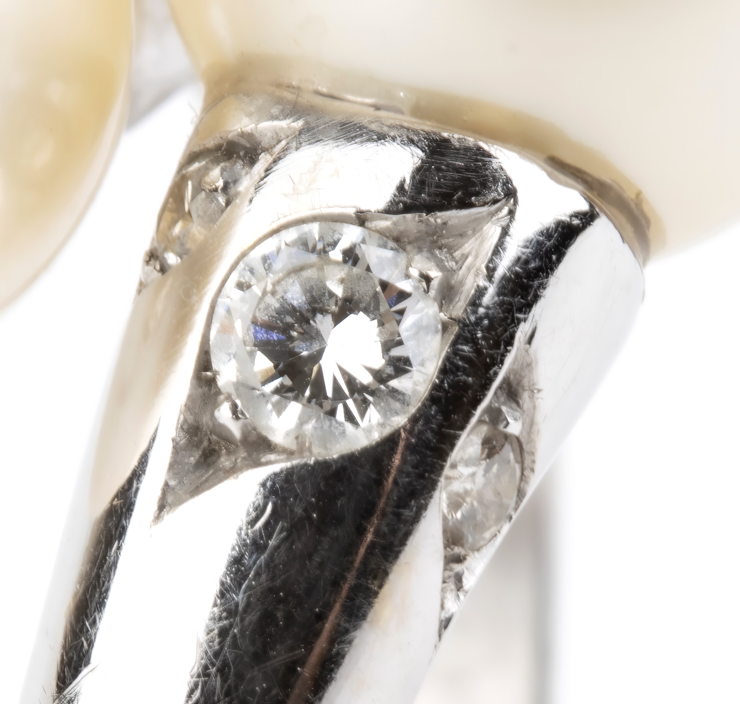 Anello in oro bianco 18k con perle australiane e diamanti, motivo contrarié