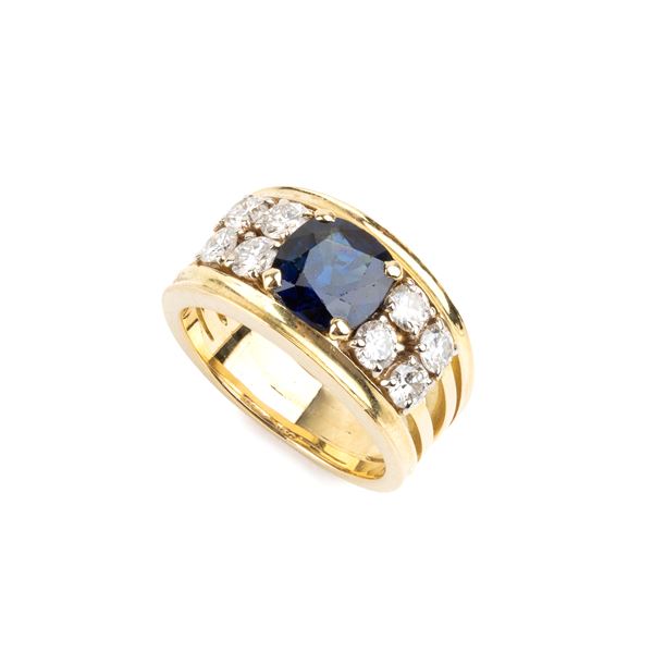 Anello in oro con zaffiro centrale e diamanti     