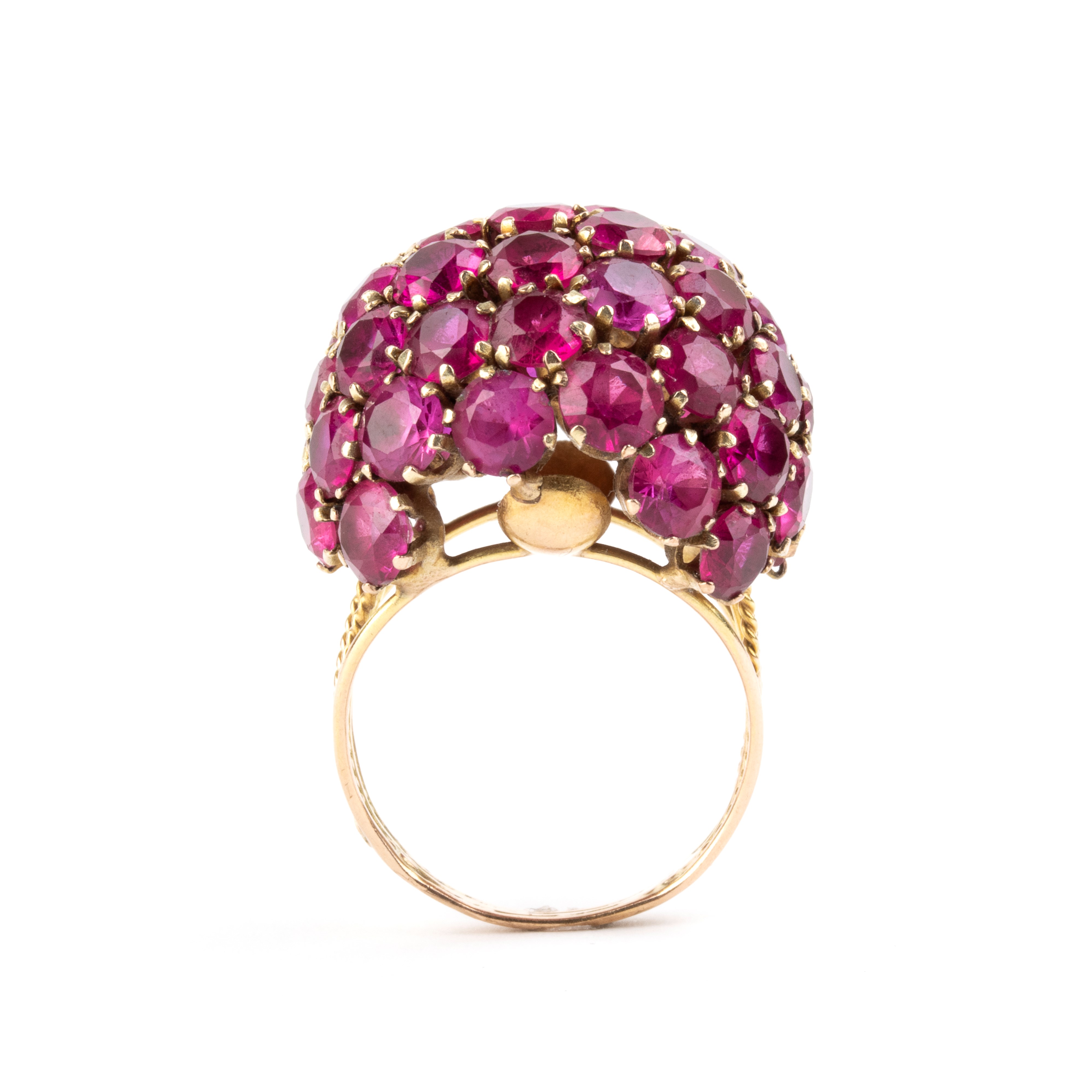 Anello in oro con rubini ovali in pavé, fascia bombata