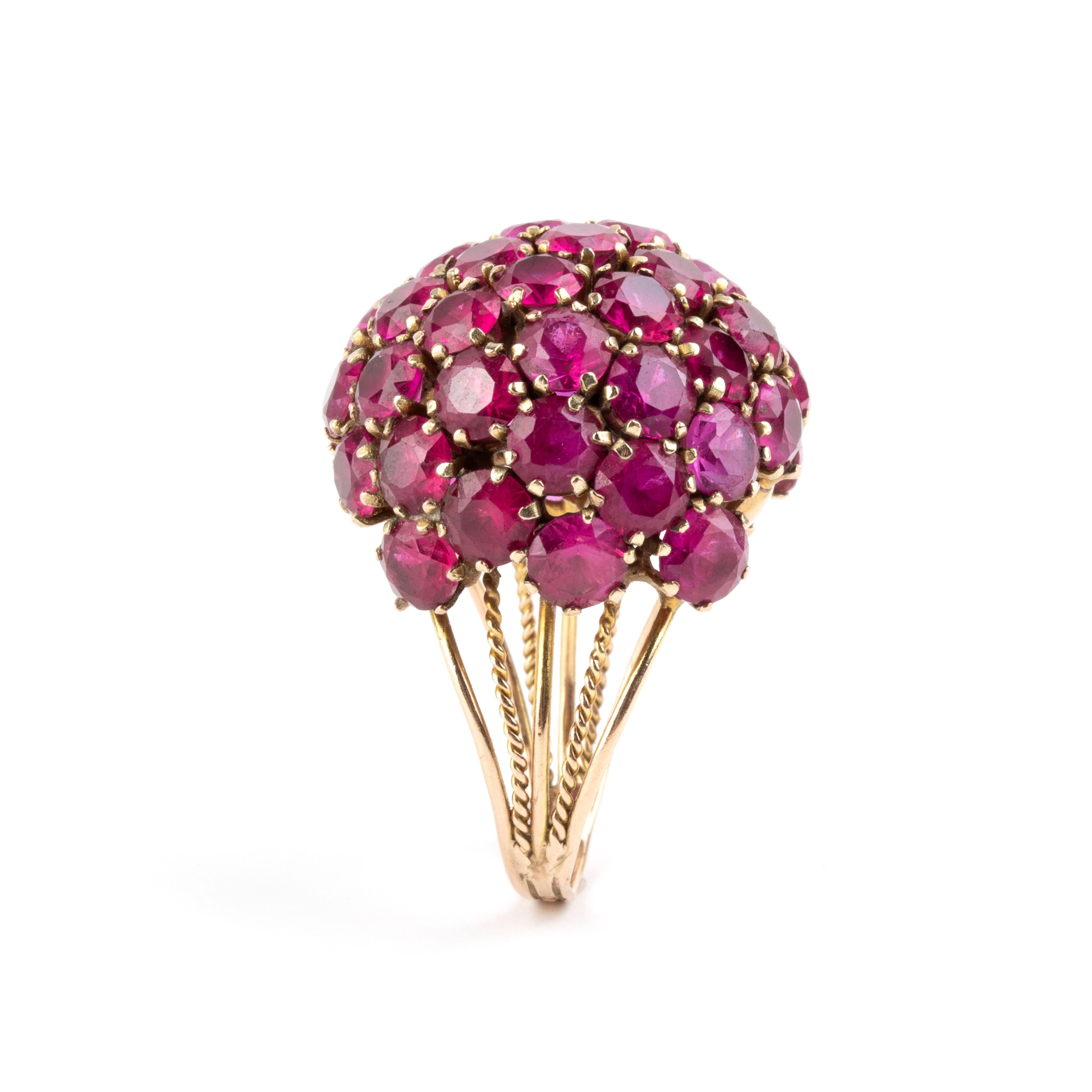 Anello in oro con rubini ovali in pavé, fascia bombata