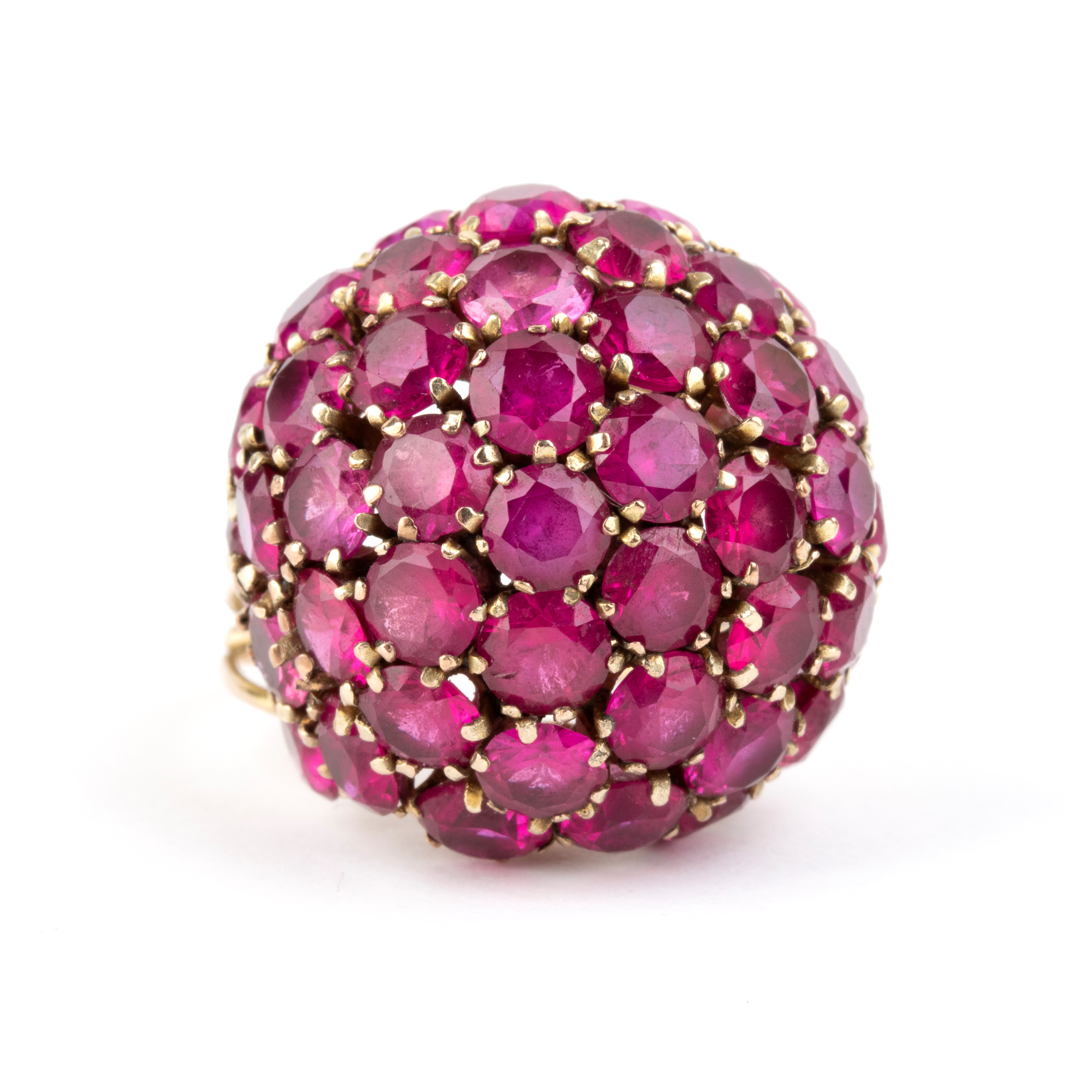 Anello in oro con rubini ovali in pavé, fascia bombata