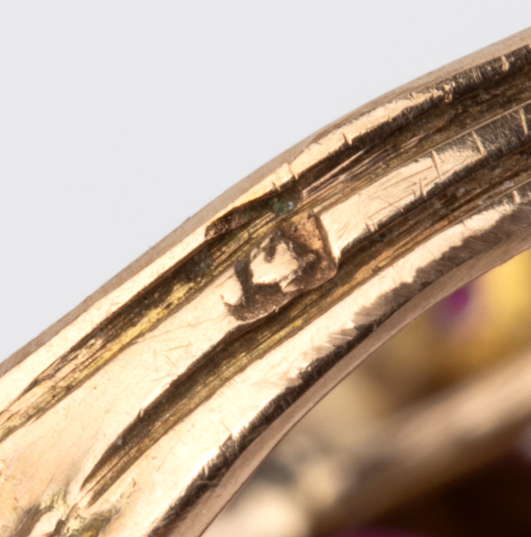 Anello in oro con rubini ovali in pavé, fascia bombata