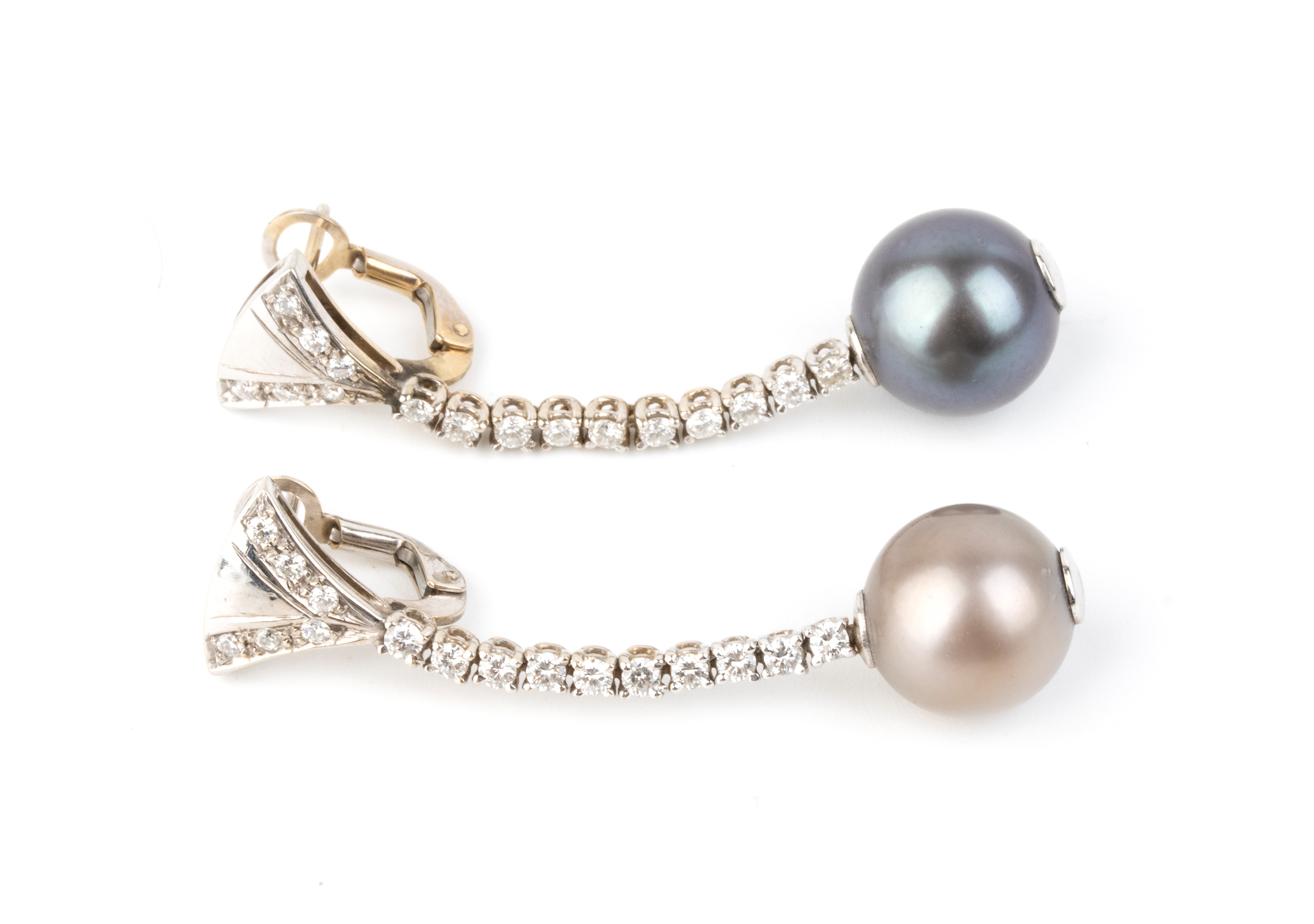Orecchini pendenti in oro bianco 18k con diamanti e perle Tahiti
