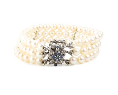 Bracciale con perle coltivate d’acqua salata e fermezza floreale in oro bianco con zaffiri