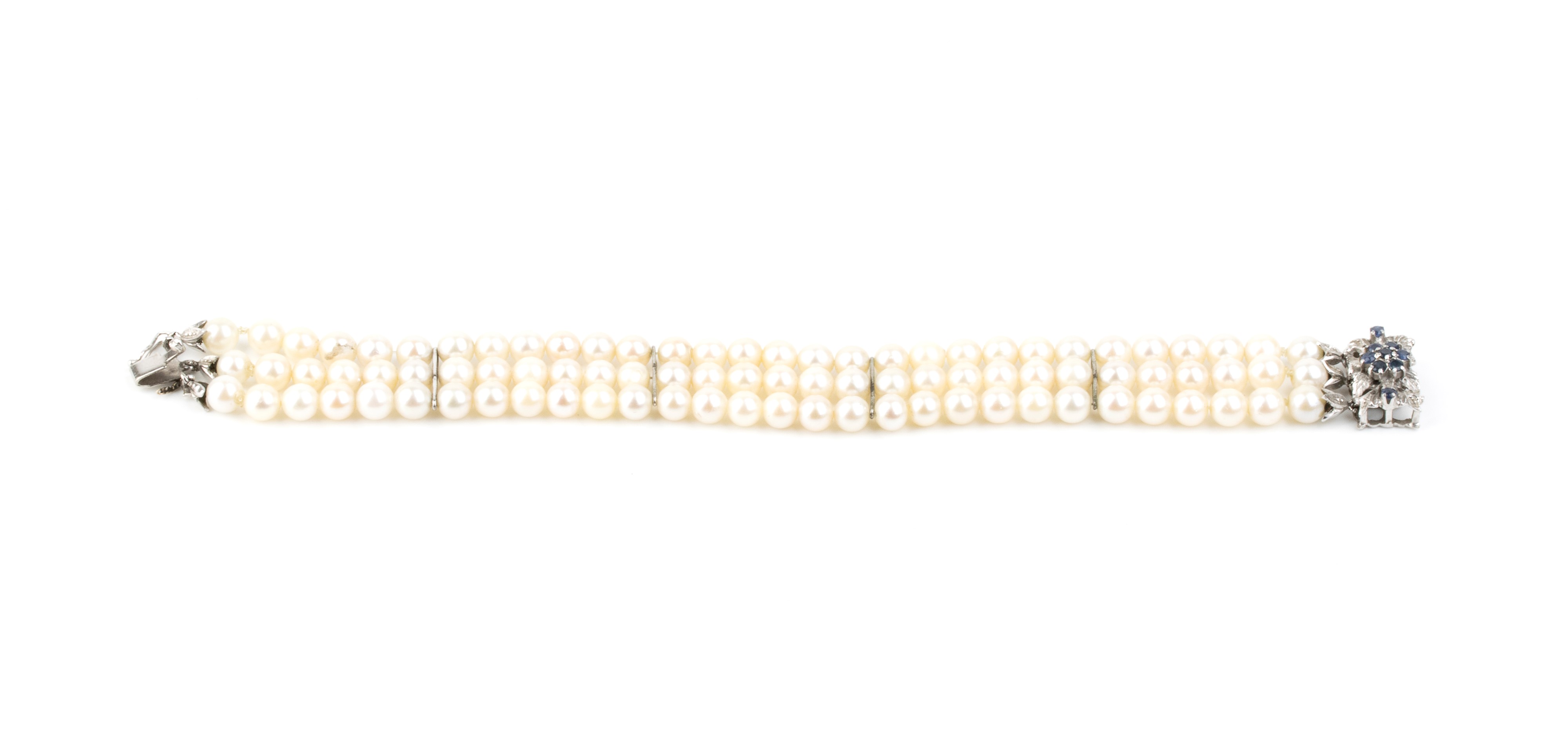 Bracciale con perle coltivate d’acqua salata e fermezza floreale in oro bianco con zaffiri