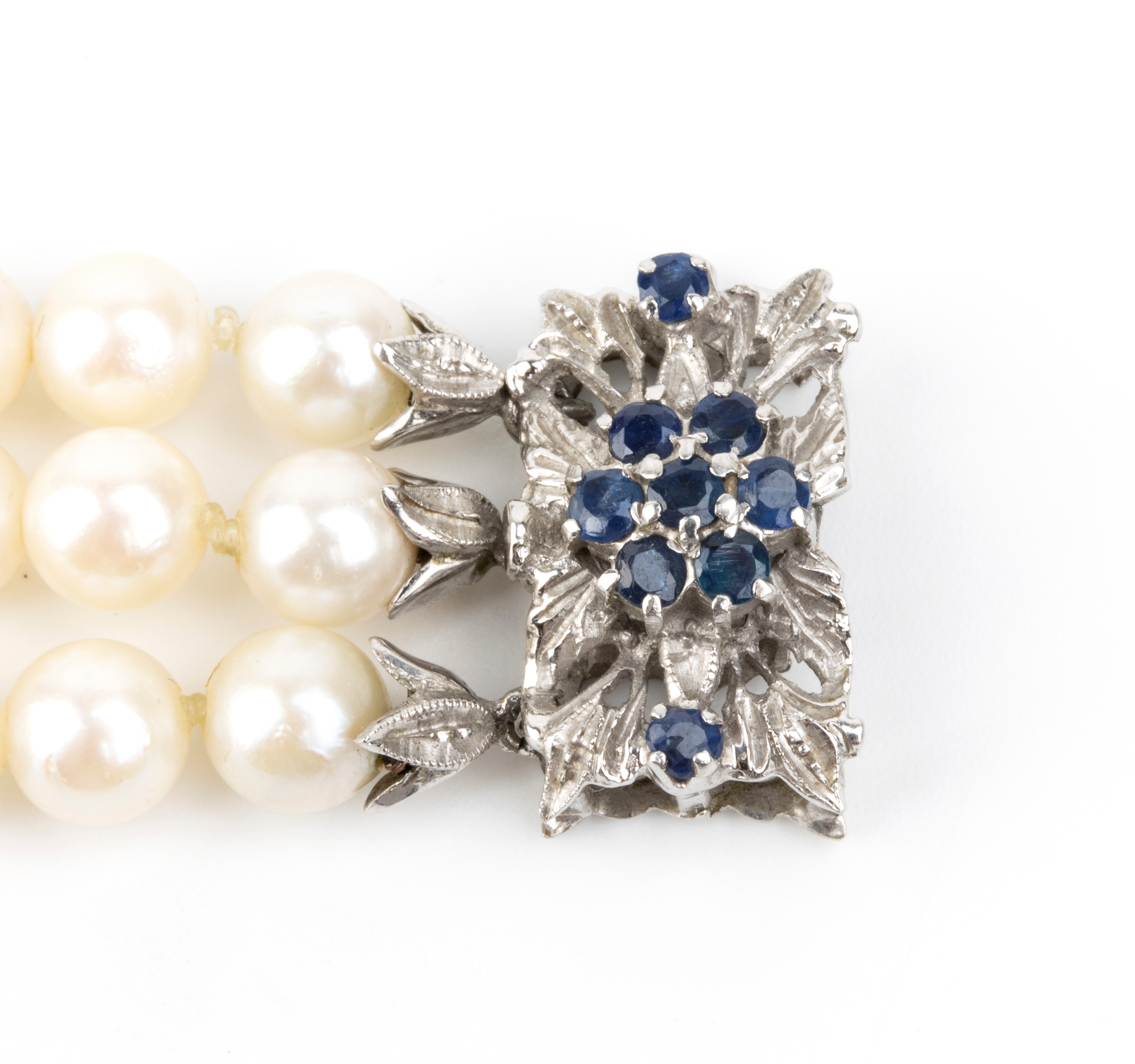 Bracciale con perle coltivate d’acqua salata e fermezza floreale in oro bianco con zaffiri