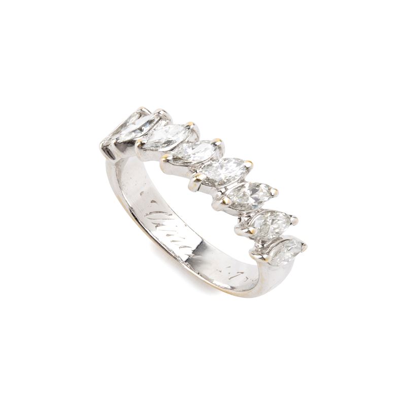 Anello veretta in oro bianco 18k con diamanti (circa 0.90 ct), navette
