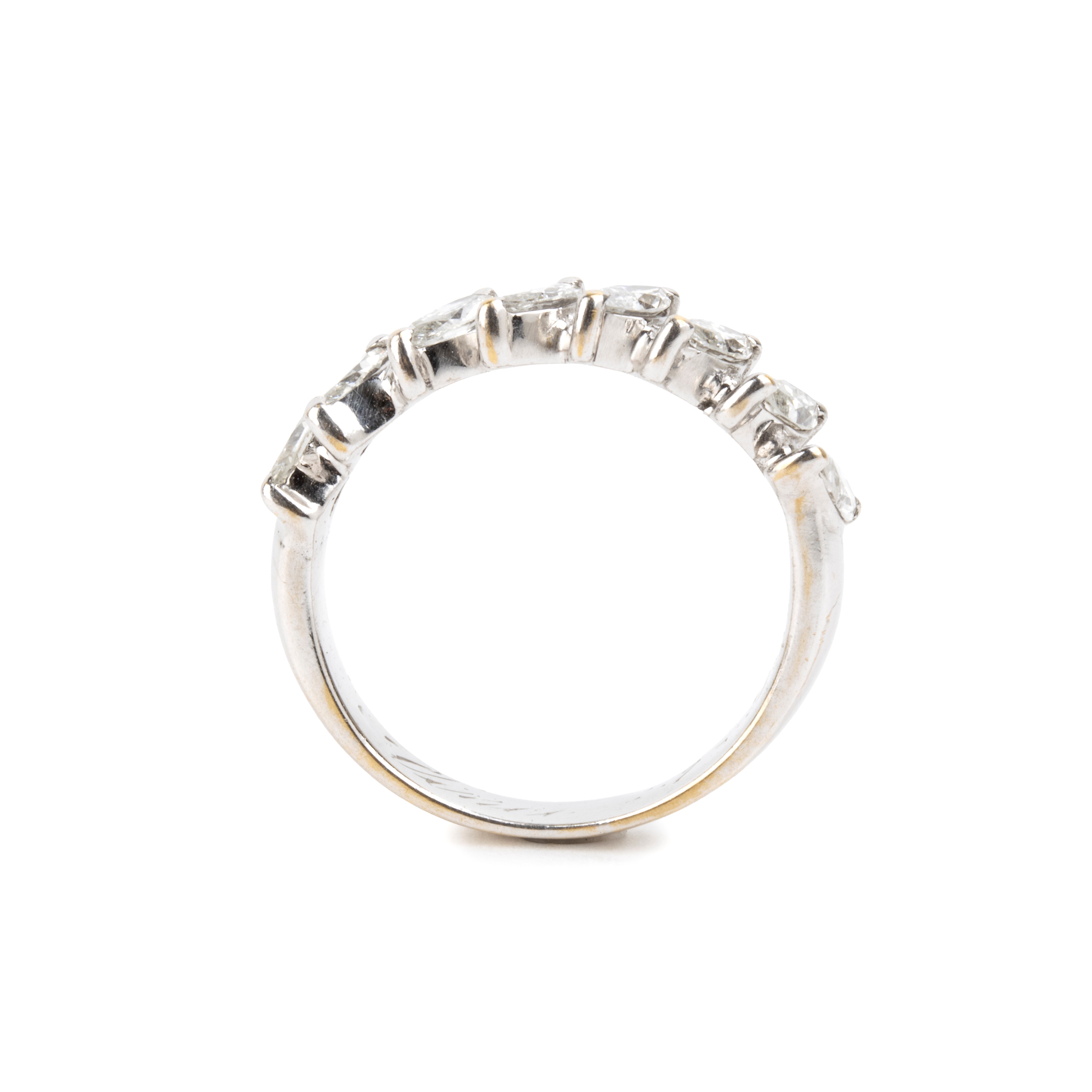 Anello veretta in oro bianco 18k con diamanti (circa 0.90 ct), navette