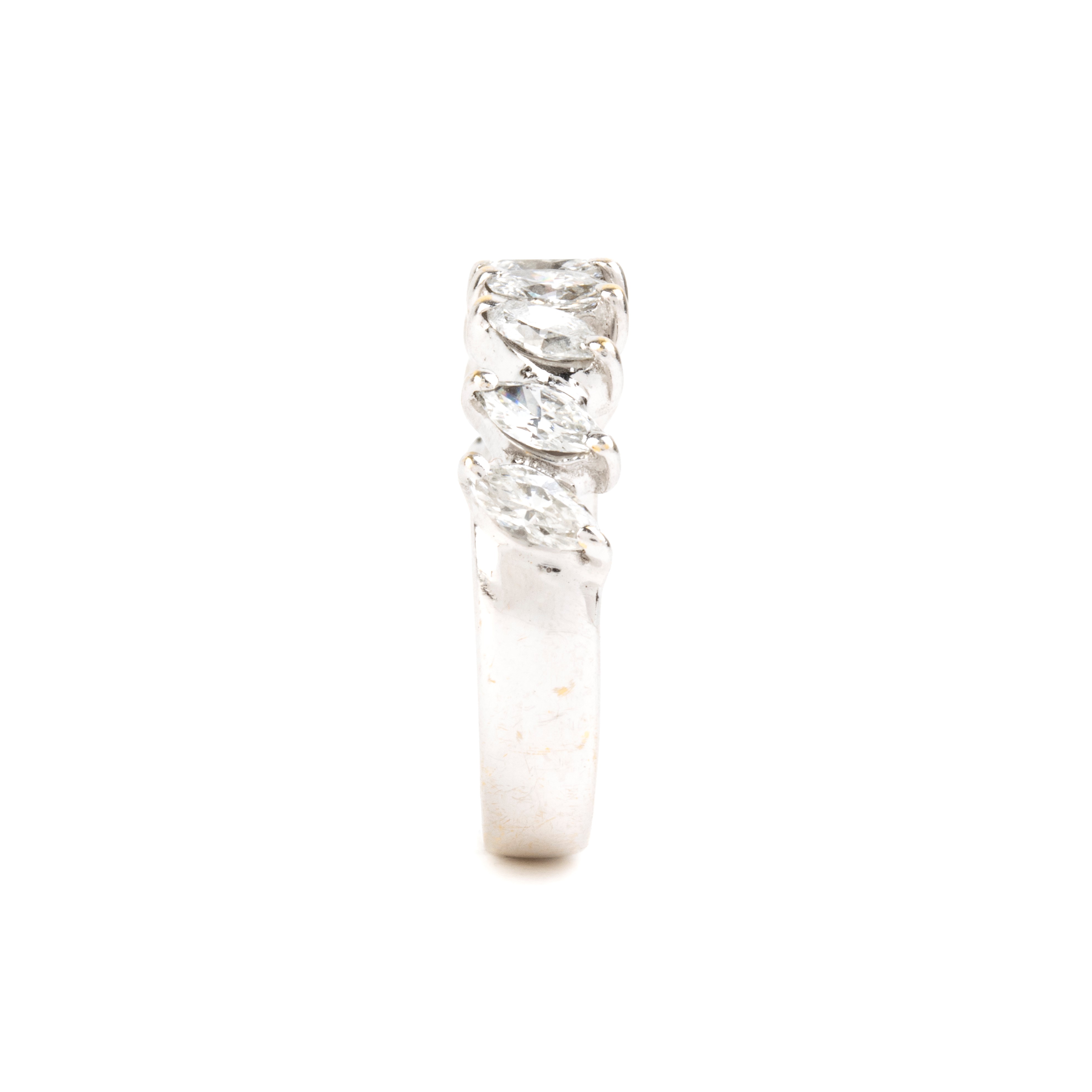 Anello veretta in oro bianco 18k con diamanti (circa 0.90 ct), navette