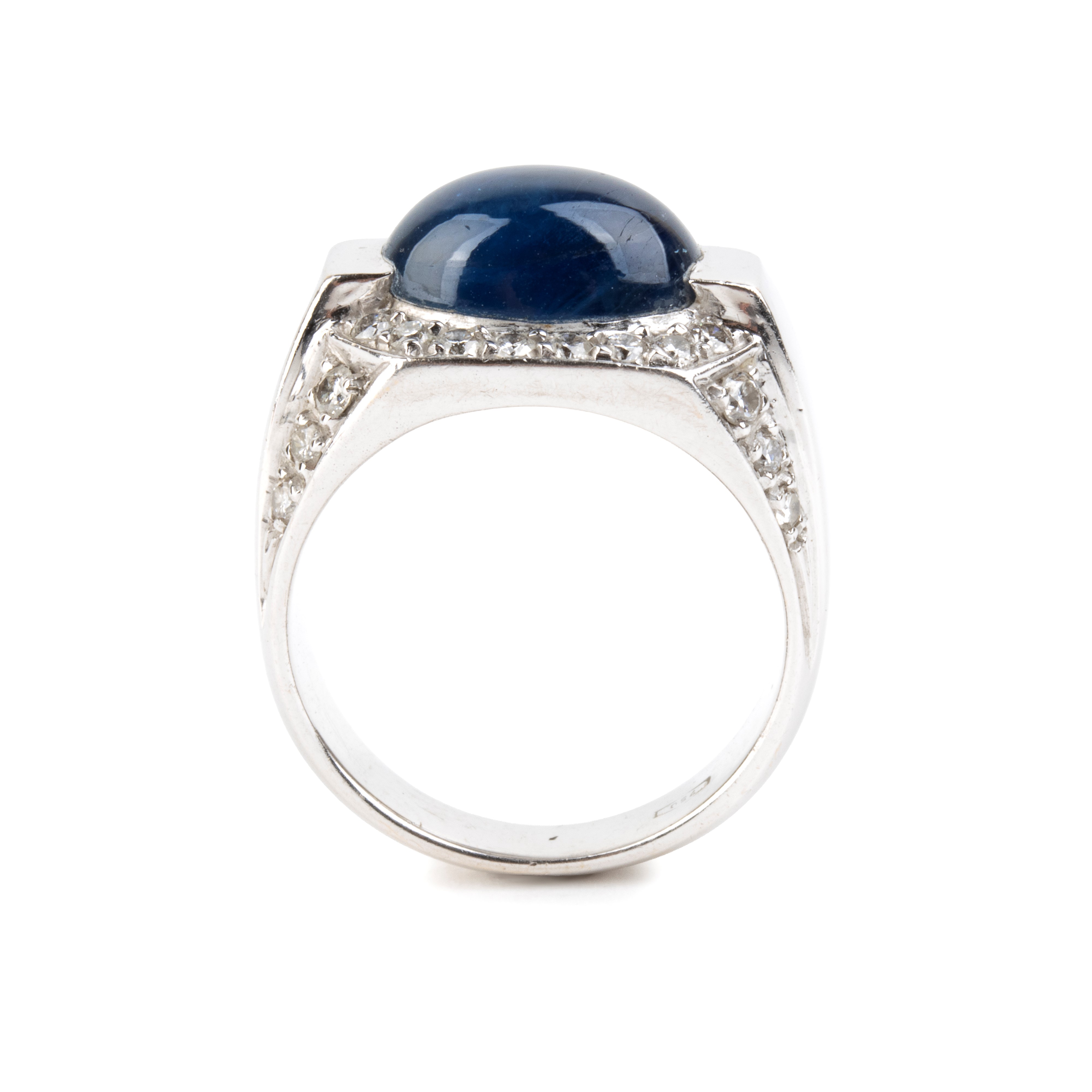Anello in oro bianco 18k con zaffiro ovale cabochon e diamanti, fascia