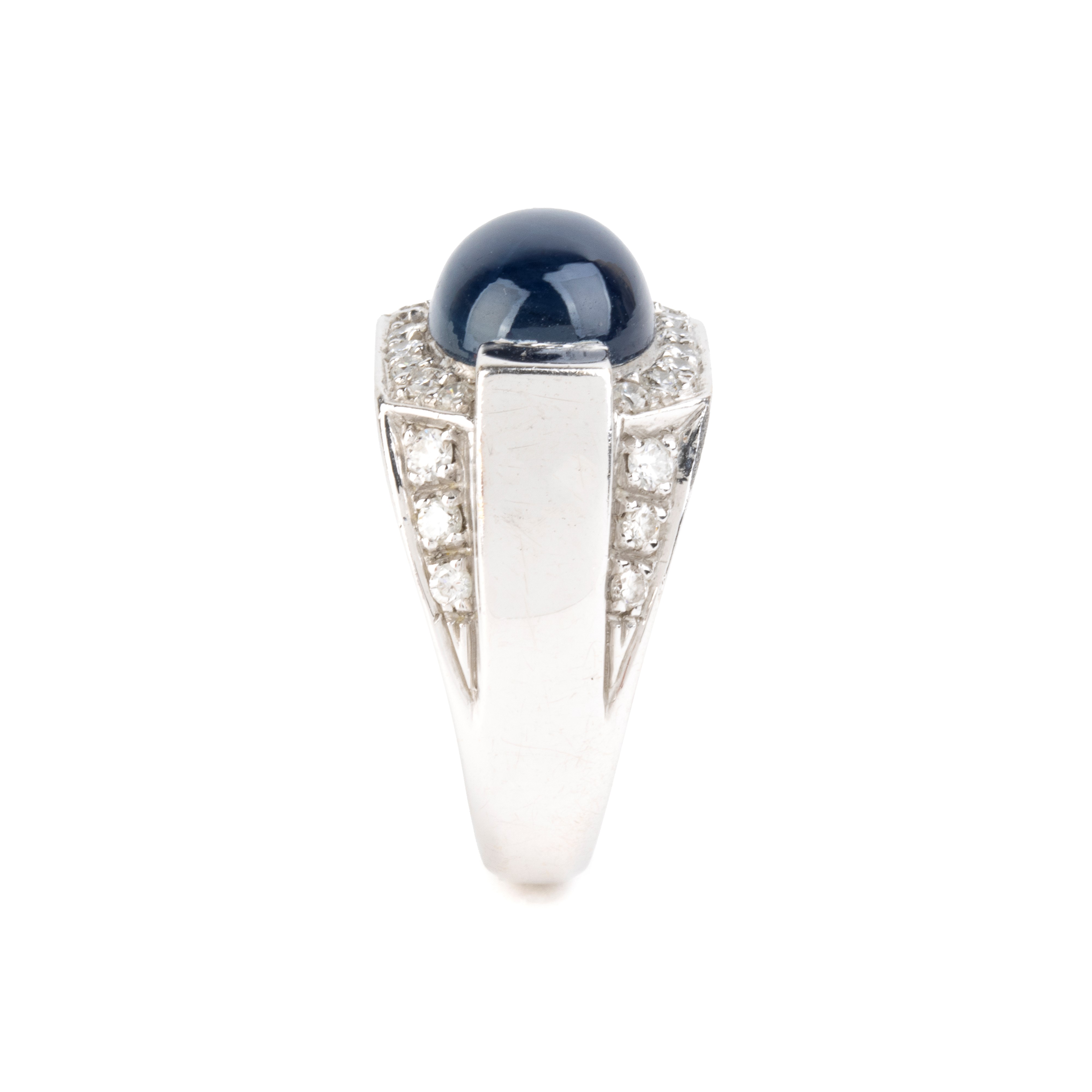 Anello in oro bianco 18k con zaffiro ovale cabochon e diamanti, fascia