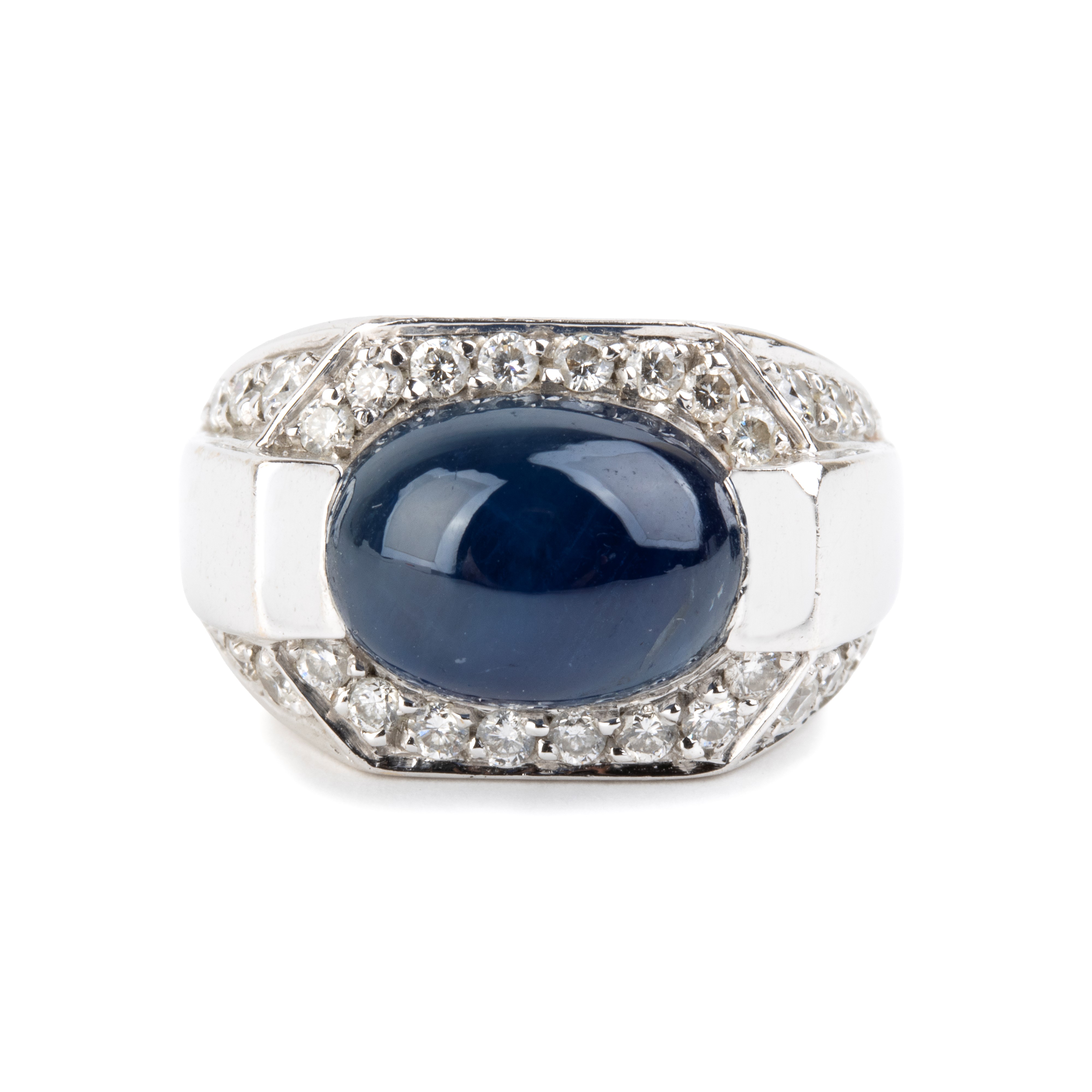 Anello in oro bianco 18k con zaffiro ovale cabochon e diamanti, fascia