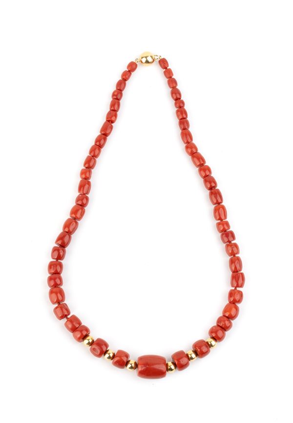 Collana in corallo Mediterraneo con chiusura in oro giallo  